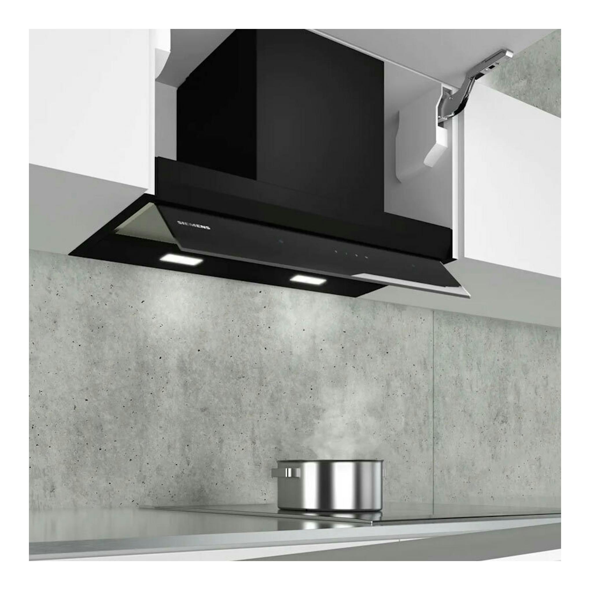 Campana integrable Siemens LJ67BAM60 negra, vista frontal bajo mueble, con luces LED encendidas.