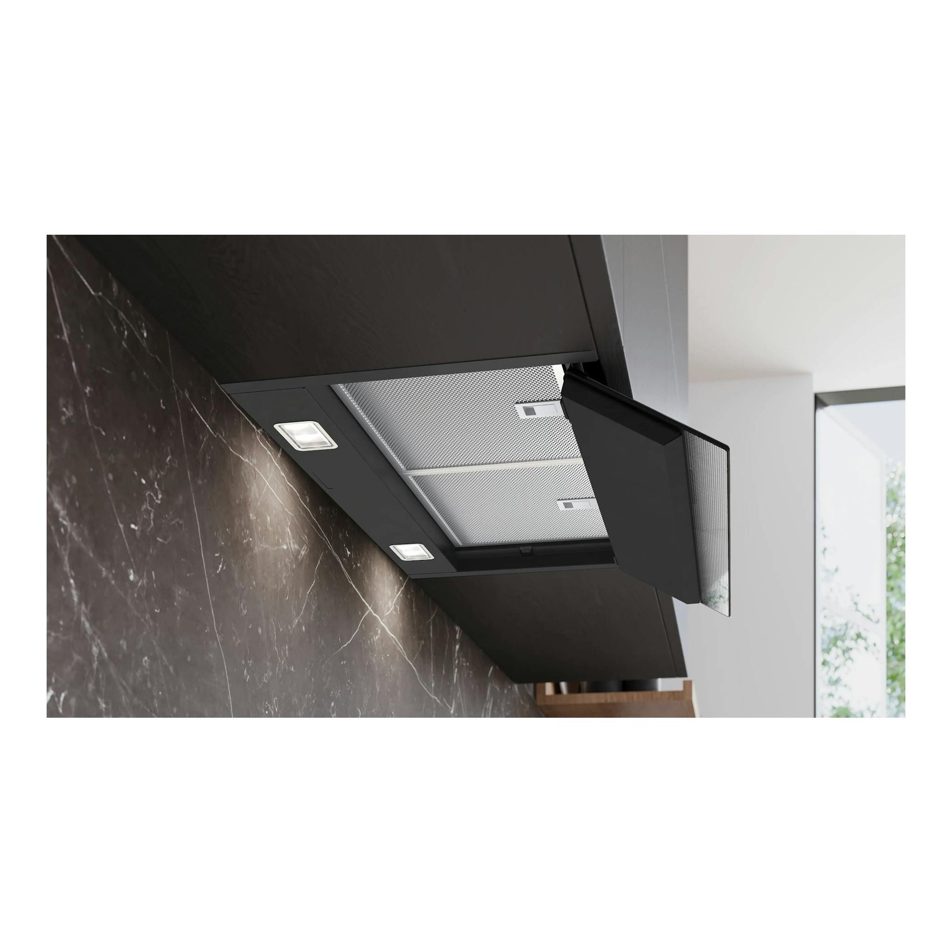 Campana integrable Siemens LJ67BDP60, vista inferior inclinada, cristal negro y filtros metálicos.