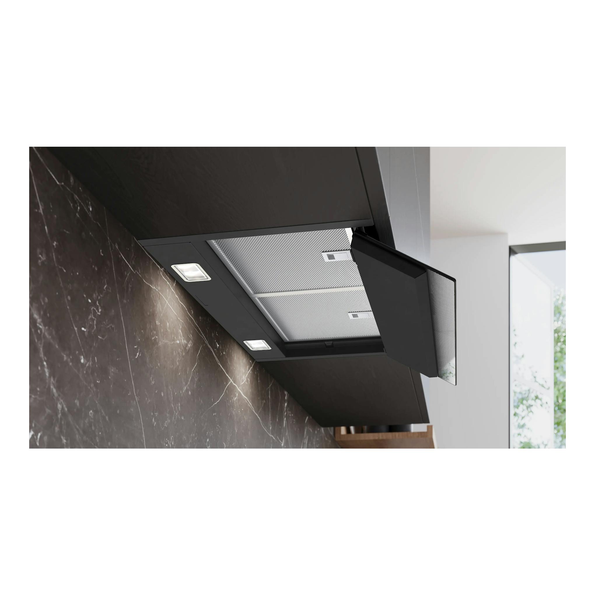 Campana integrable Siemens LJ67BDP60, vista inferior inclinada, cristal negro y filtros metálicos.