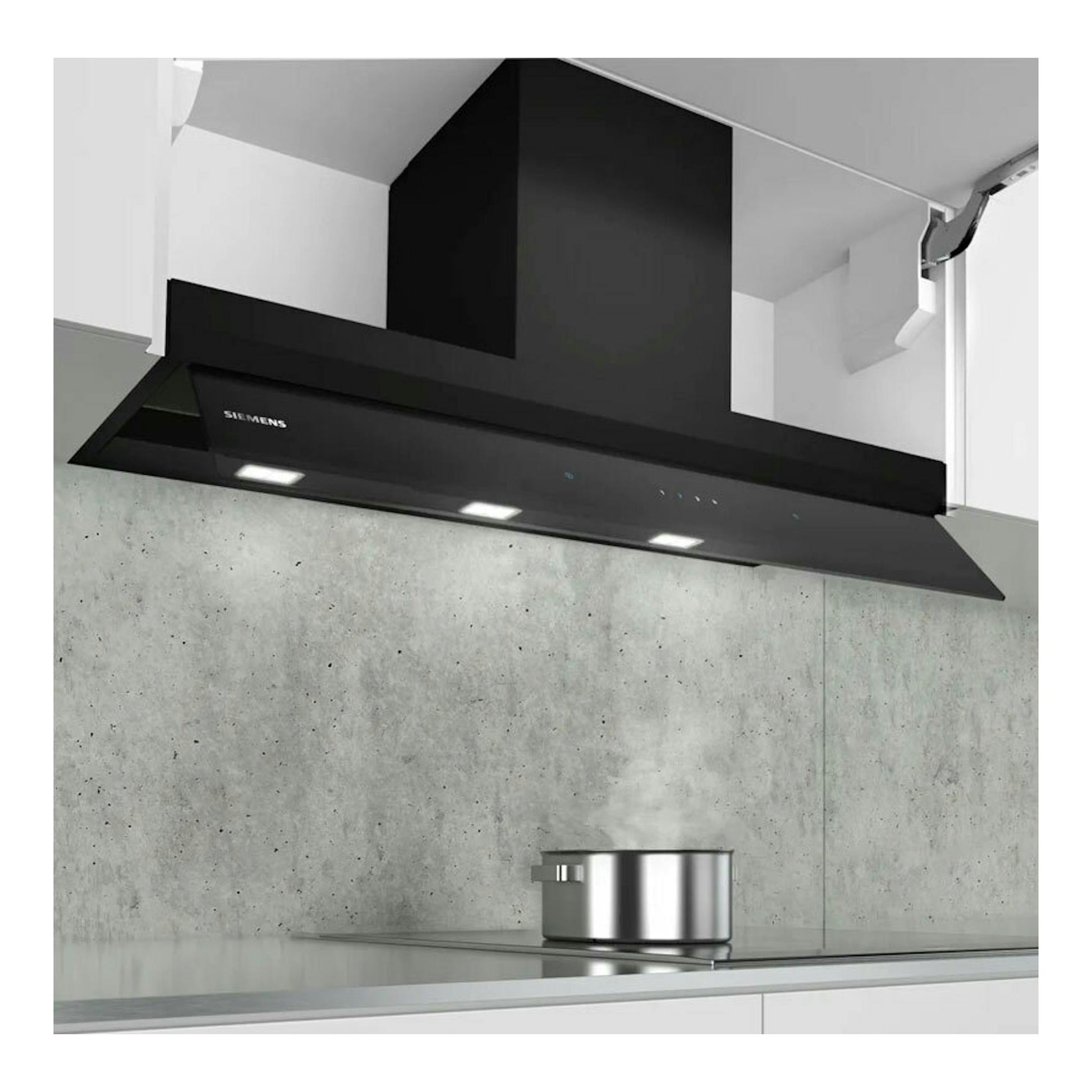 Campana extractora integrable Siemens LJ97BAM60 negra, vista frontal inclinada sobre una cocina.