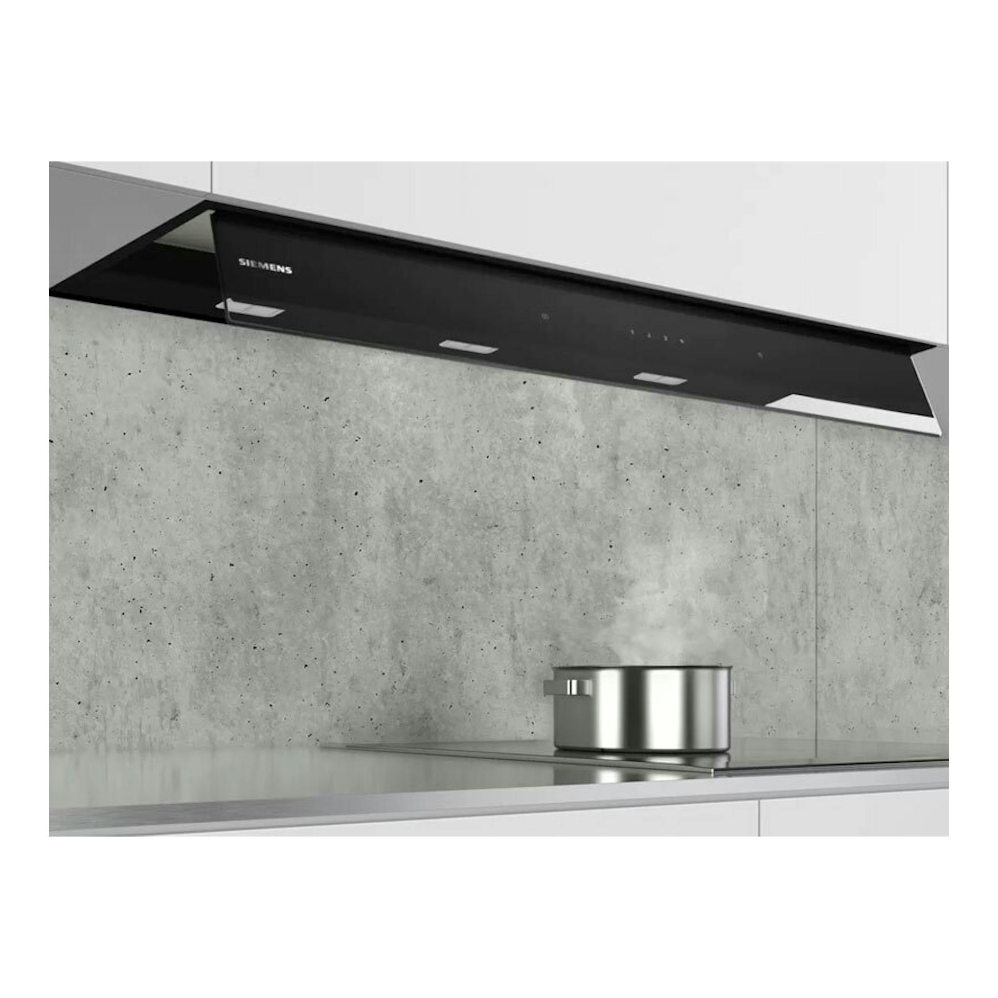Campana integrable Siemens LJ97BAM60 negra de 90 cm, vista frontal inclinada, sobre la encimera.