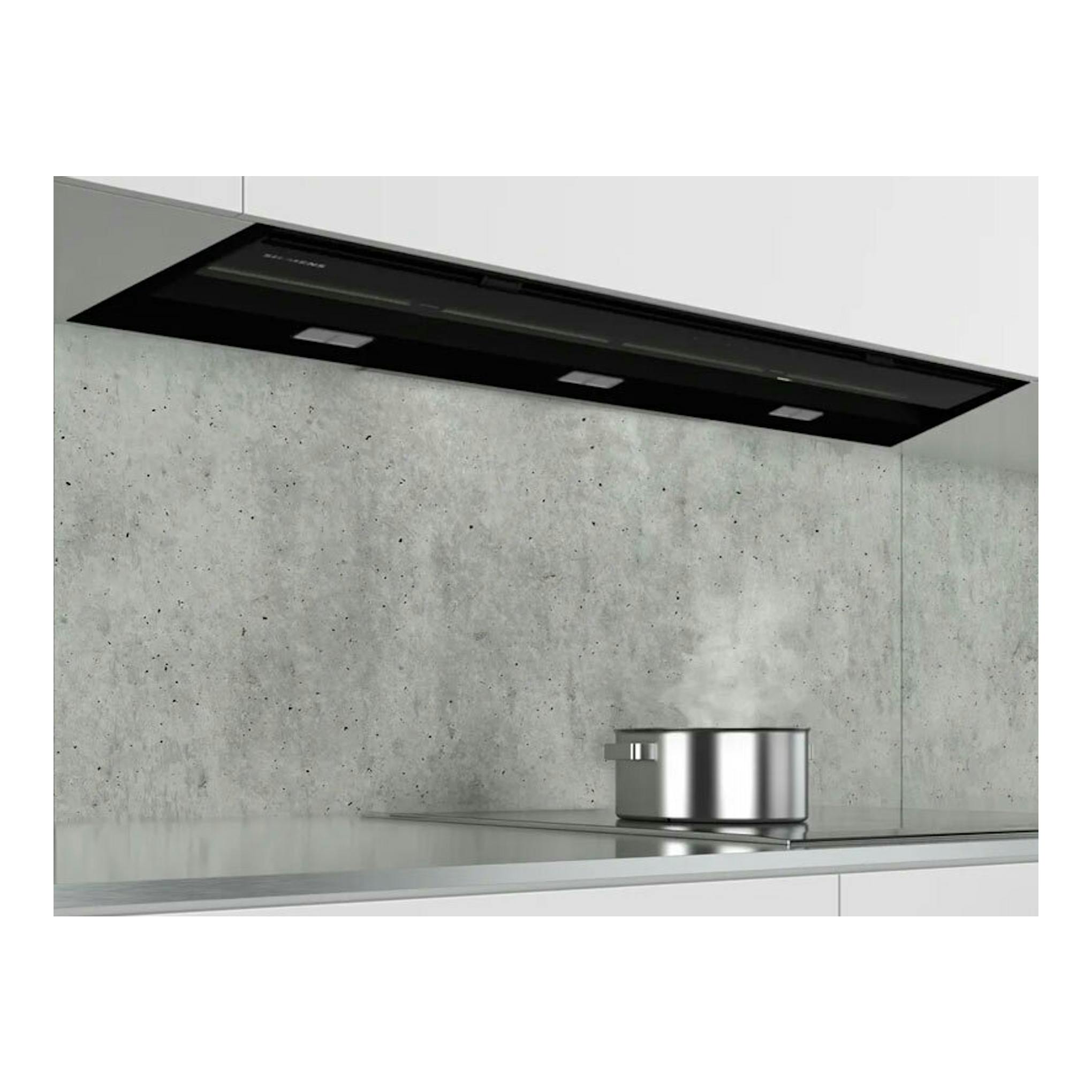 Campana integrable Siemens LJ97BAM60 negra, vista frontal inclinada bajo mueble.