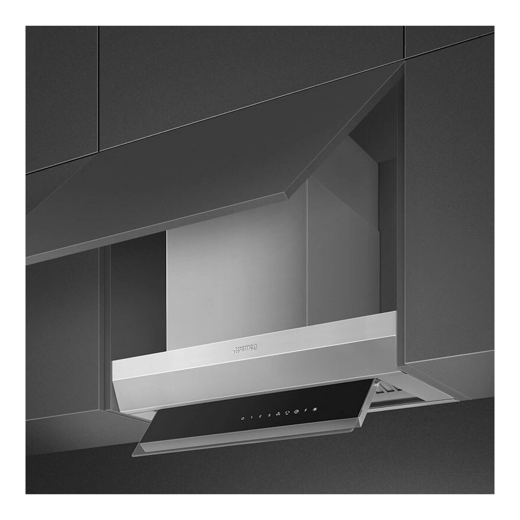 Campana integrable Smeg KSGT64XV inox de 60 cm, vista frontal, empotrada entre muebles oscuros.