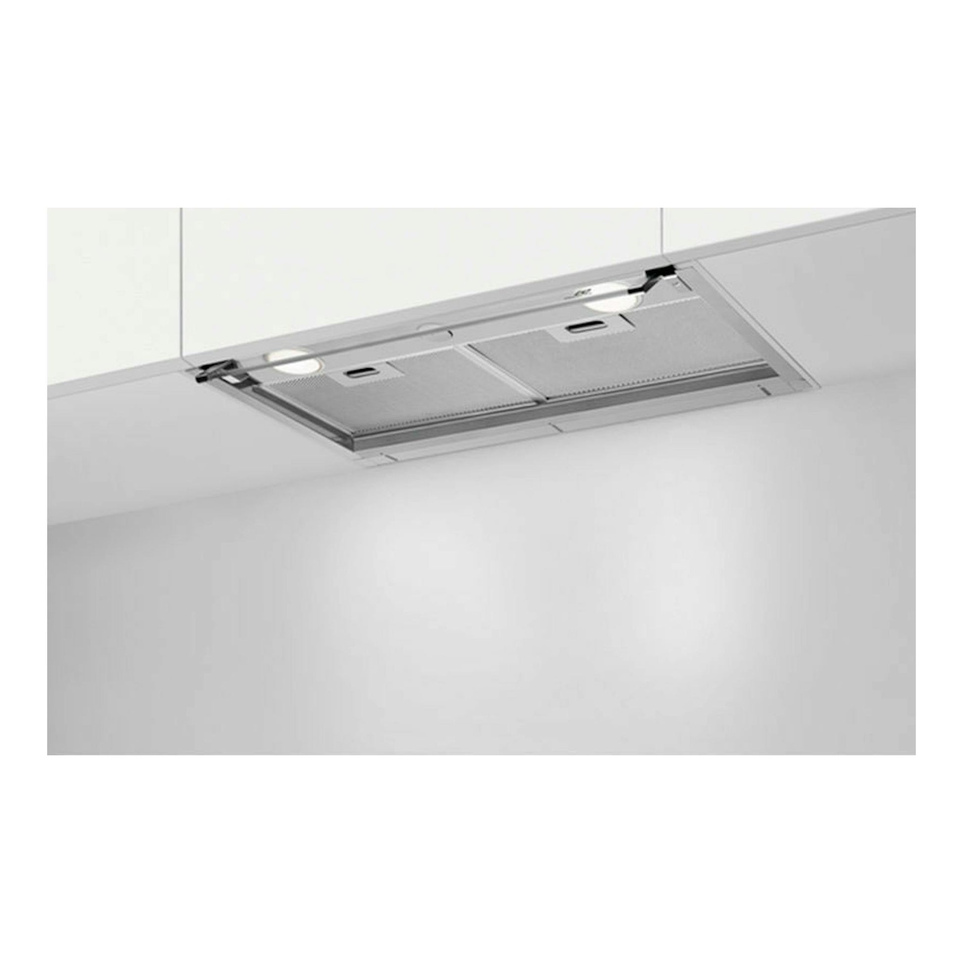 Campana integrada Electrolux EFP126X inox, vista inferior inclinada, con filtros metálicos visibles.