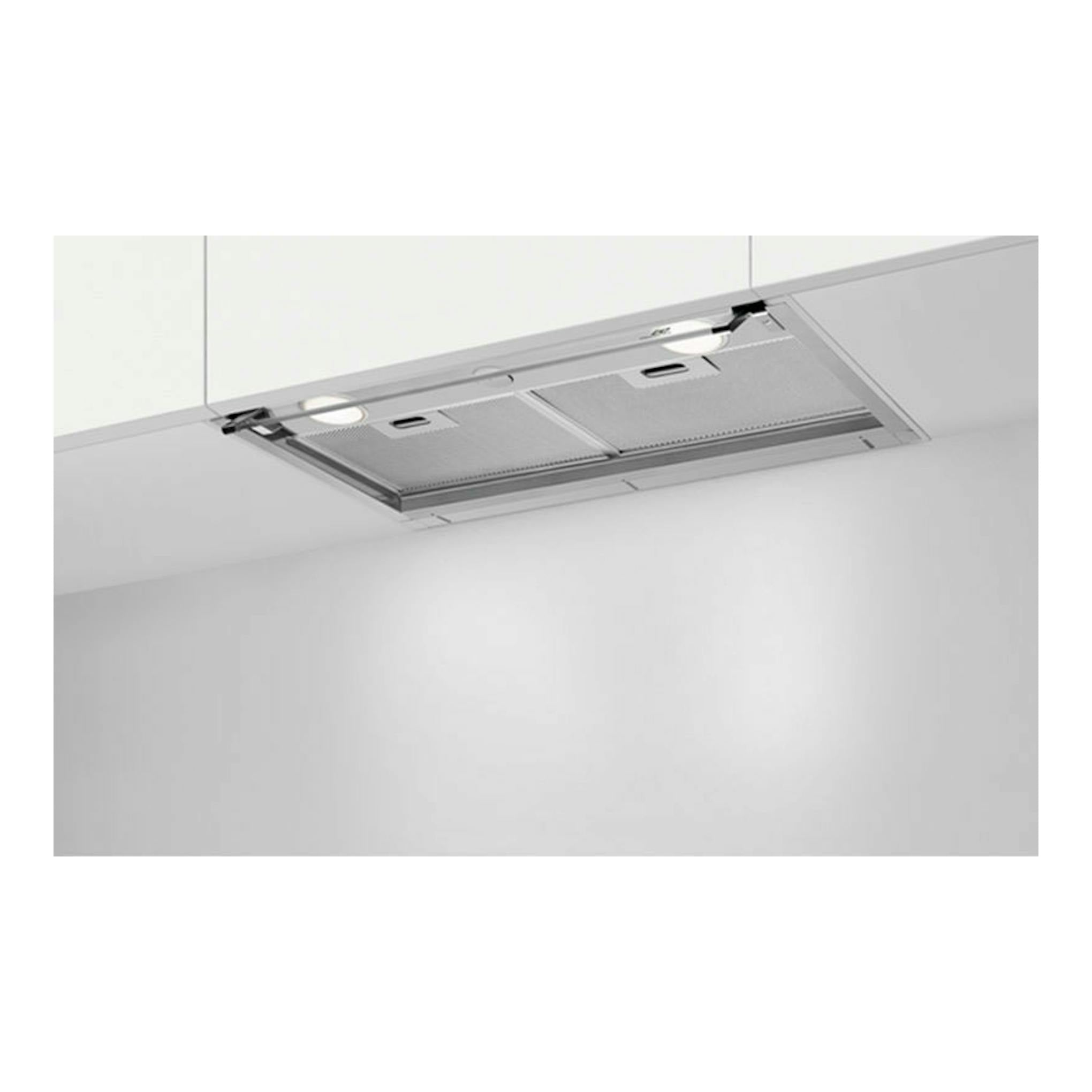 Campana integrada Electrolux EFP126X inox, vista inferior inclinada, con filtros metálicos visibles.