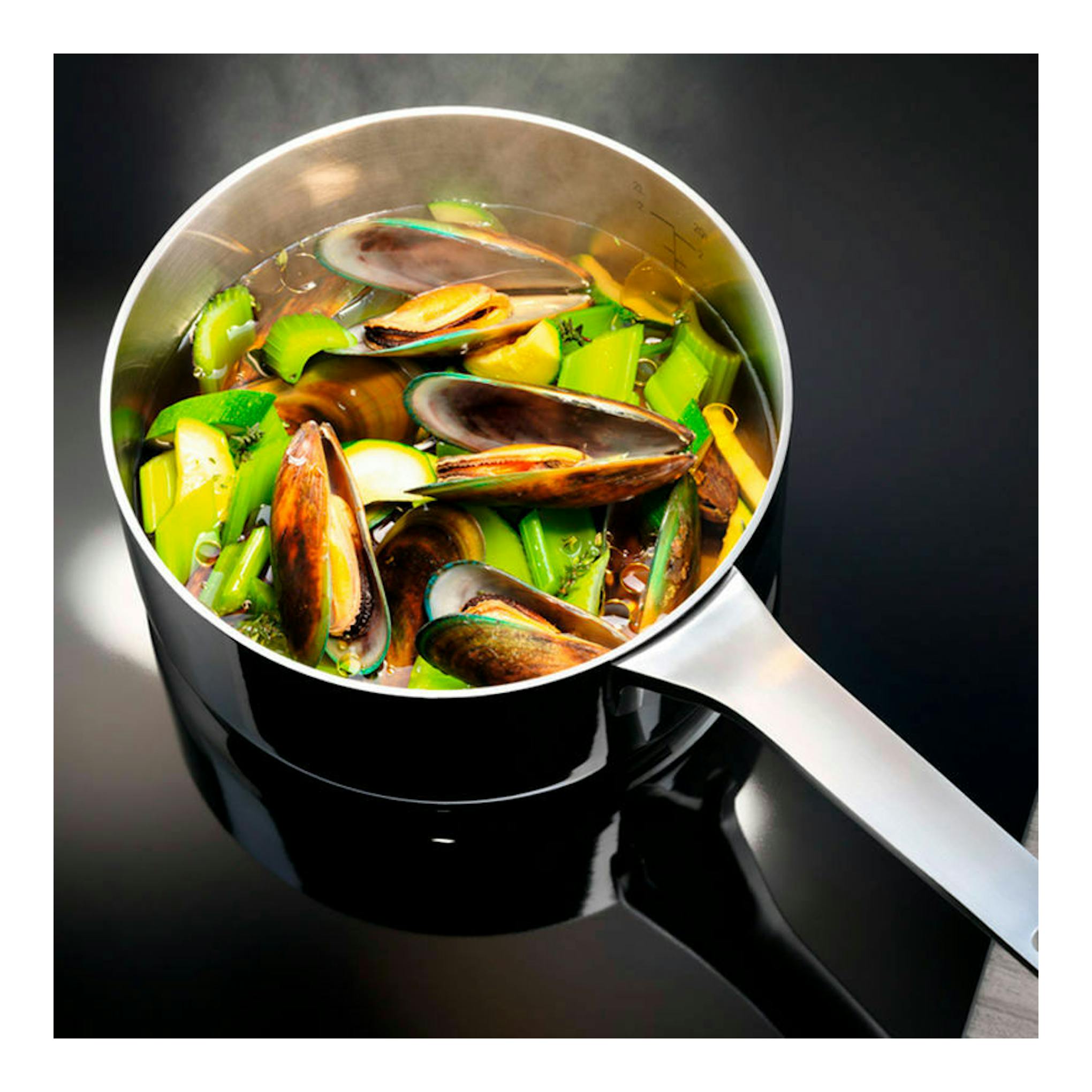 Cazuela de acero inoxidable con mejillones y verduras, vista cenital sobre fondo negro.