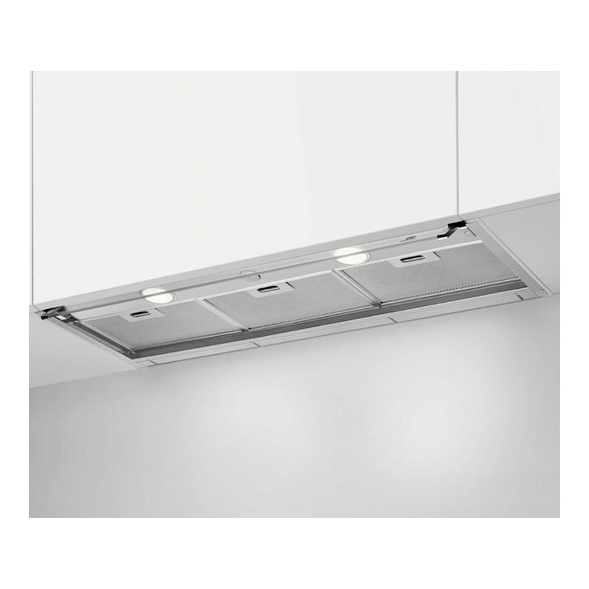 Campana integrada Electrolux EFP129X de inox, vista inferior bajo mueble de cocina.