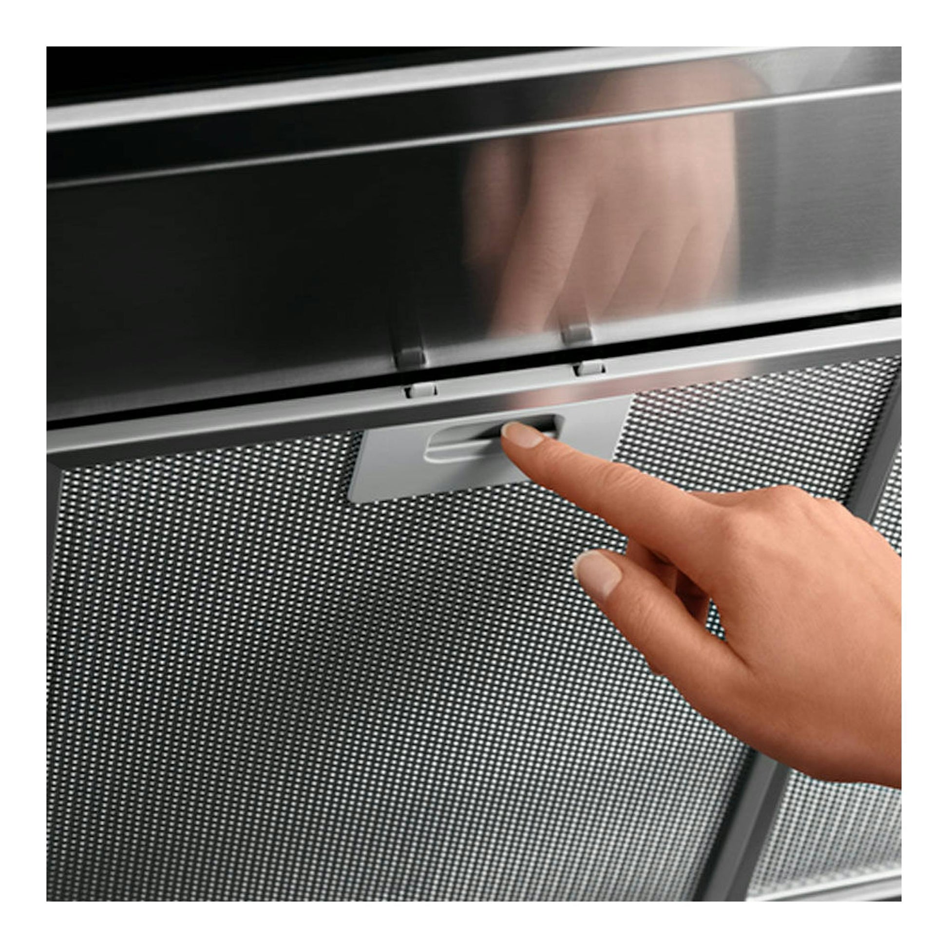 Campana integrada Electrolux EFP129X en acero inoxidable, vista frontal parcial con una mano pulsando un botón