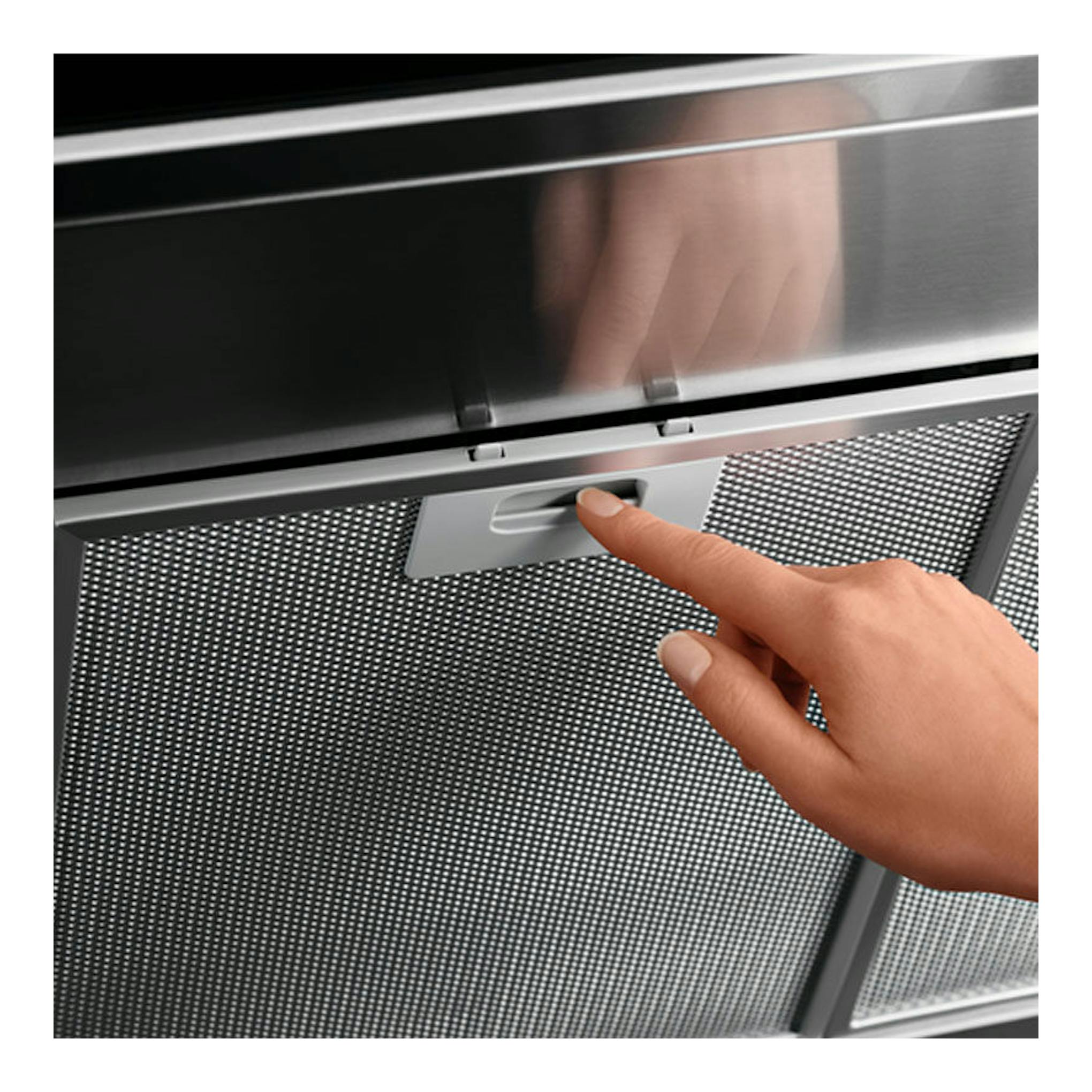 Campana integrada Electrolux EFP129X inox, vista frontal en acero inoxidable con mano pulsando el panel.