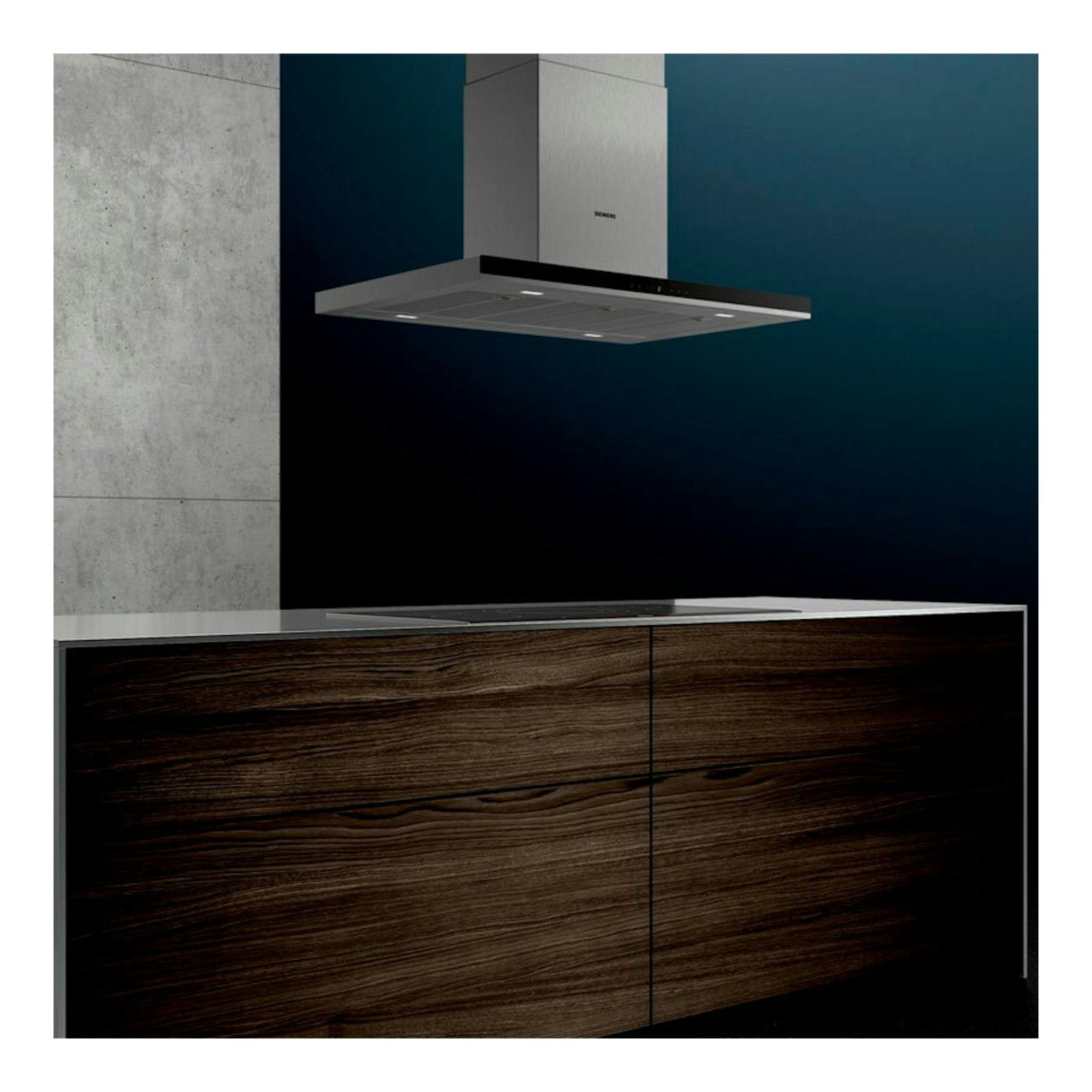 Campana isla Siemens LF98BIP50 de 90 cm en acero inoxidable, vista frontal sobre isla de cocina.