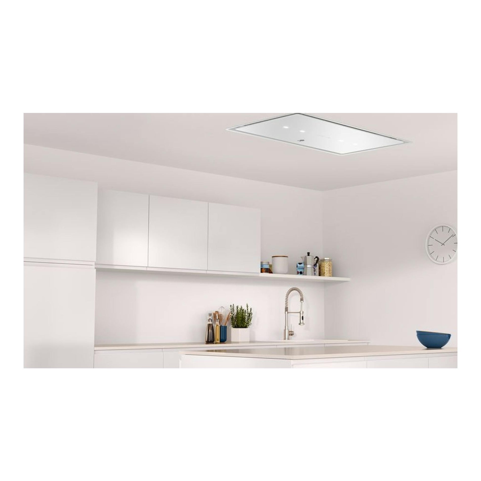 Campana de techo Balay 3BE296ABC de cristal blanco, empotrada en el techo, en una cocina moderna blanca.