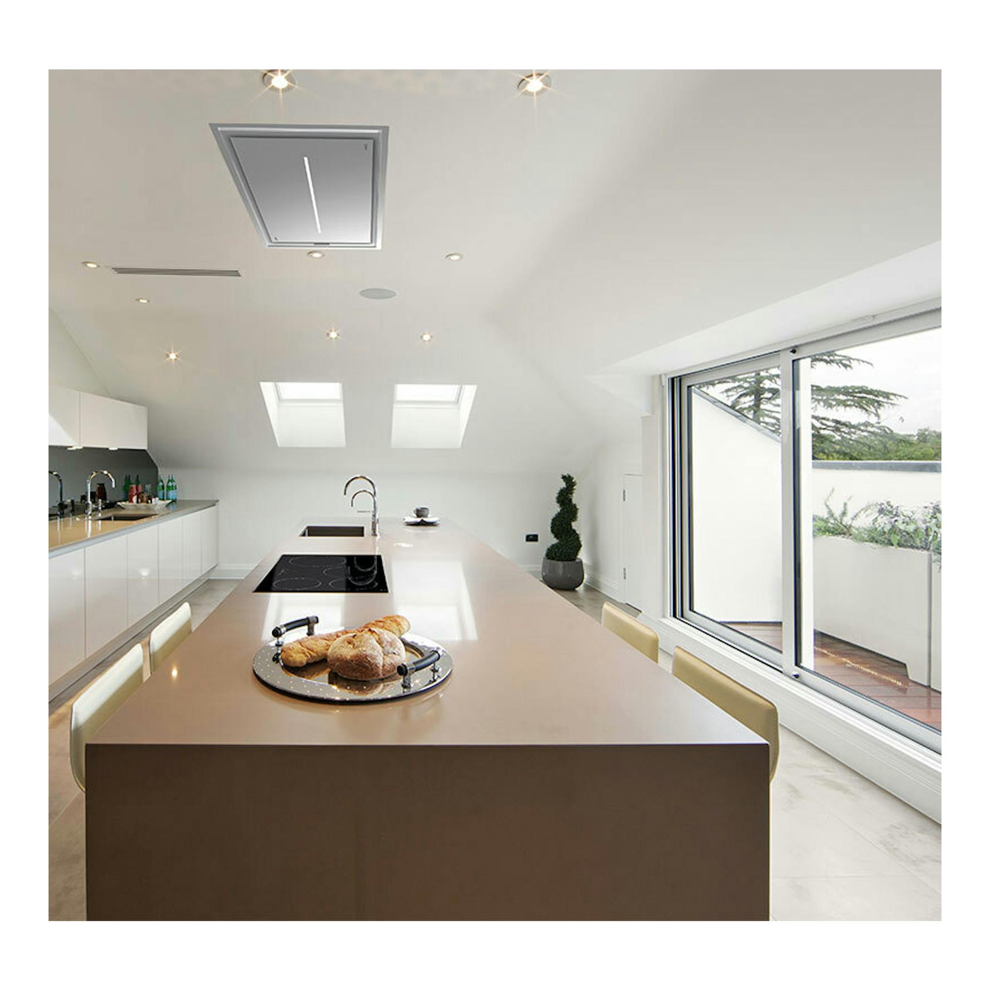 Campana de techo Cata Isla Bennu Slim inox, vista frontal en una cocina blanca sobre isla central.