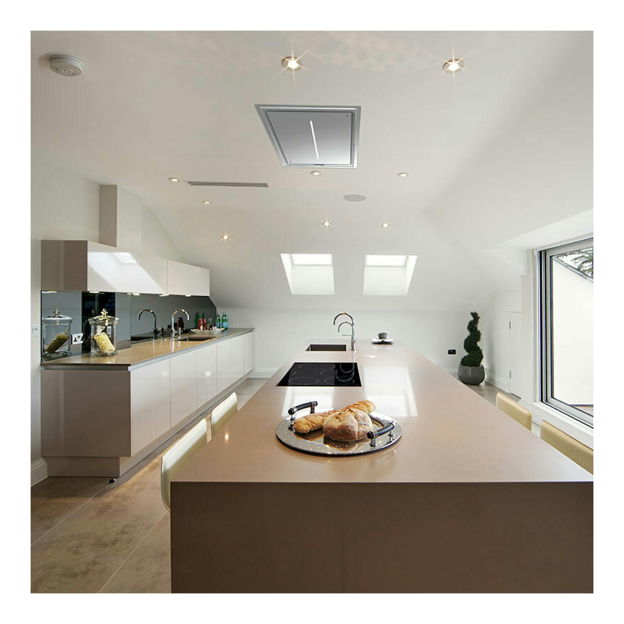 Campana de techo Cata Isla Bennu Slim 900 X, empotrada en techo, vista frontal, acabado inox.