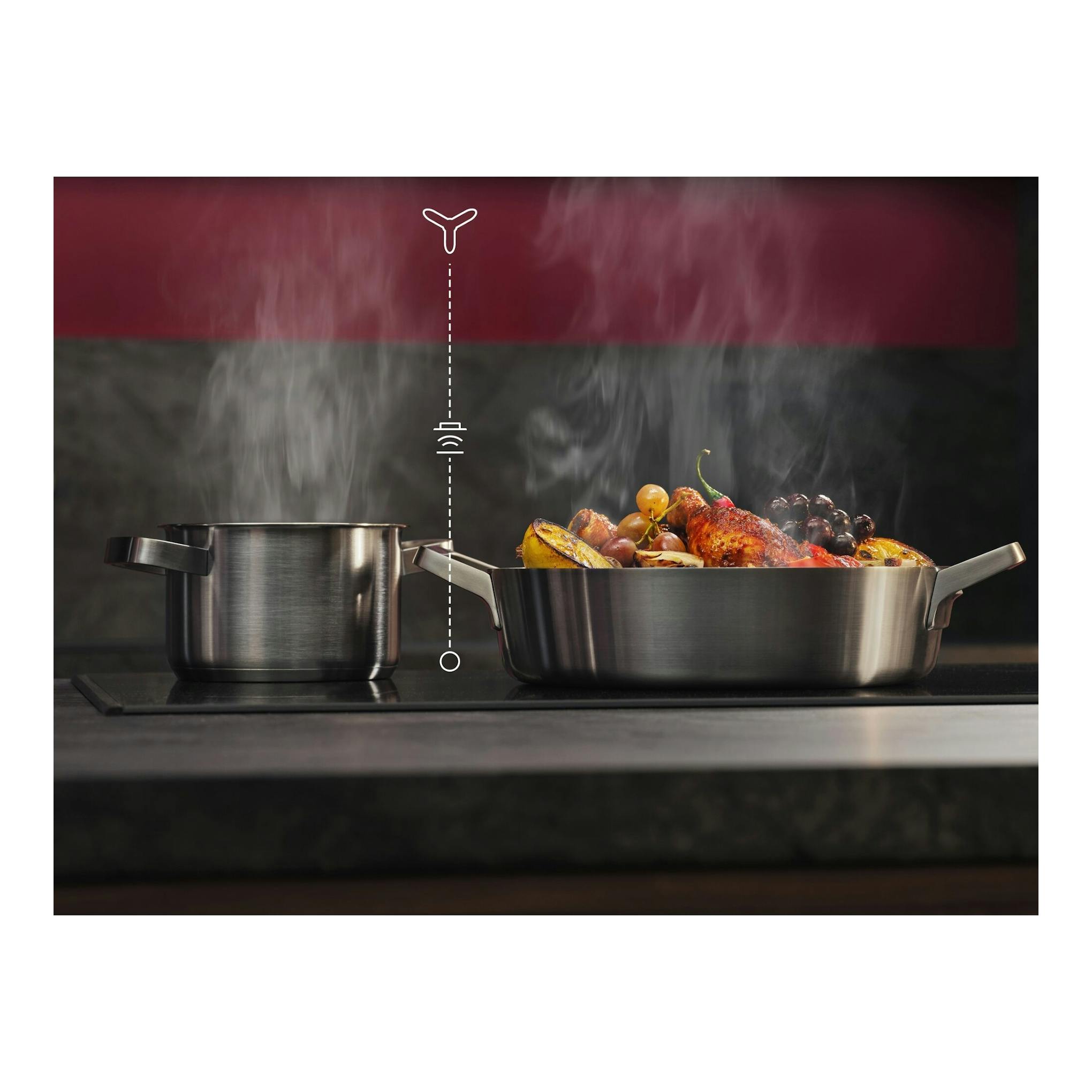 Campana decorativa AEG GV77D81SZ en cocina, con ollas de acero y vapor sobre la placa, vista frontal.
