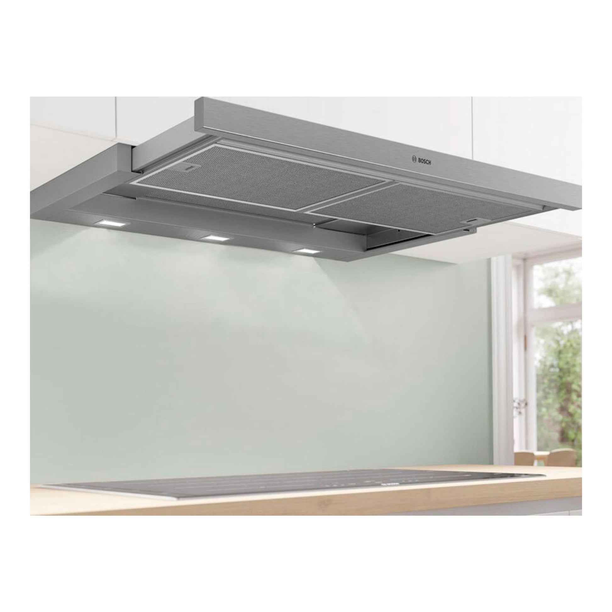 Campana telescópica Bosch DFS097A51 inox, vista inferior, instalada bajo mueble.
