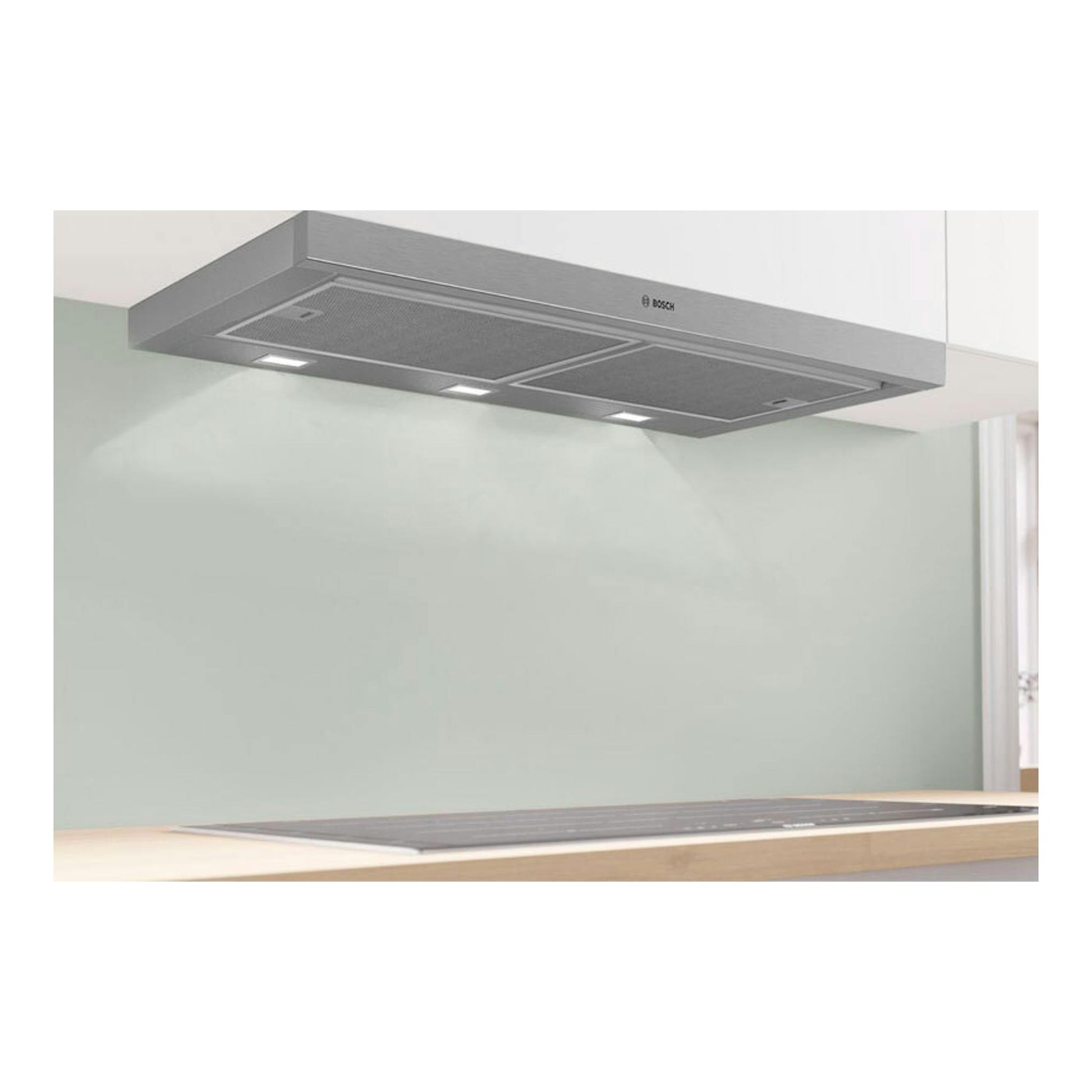 Campana telescópica Bosch DFS097A51 inox, vista frontal inferior, instalada bajo mueble de cocina.