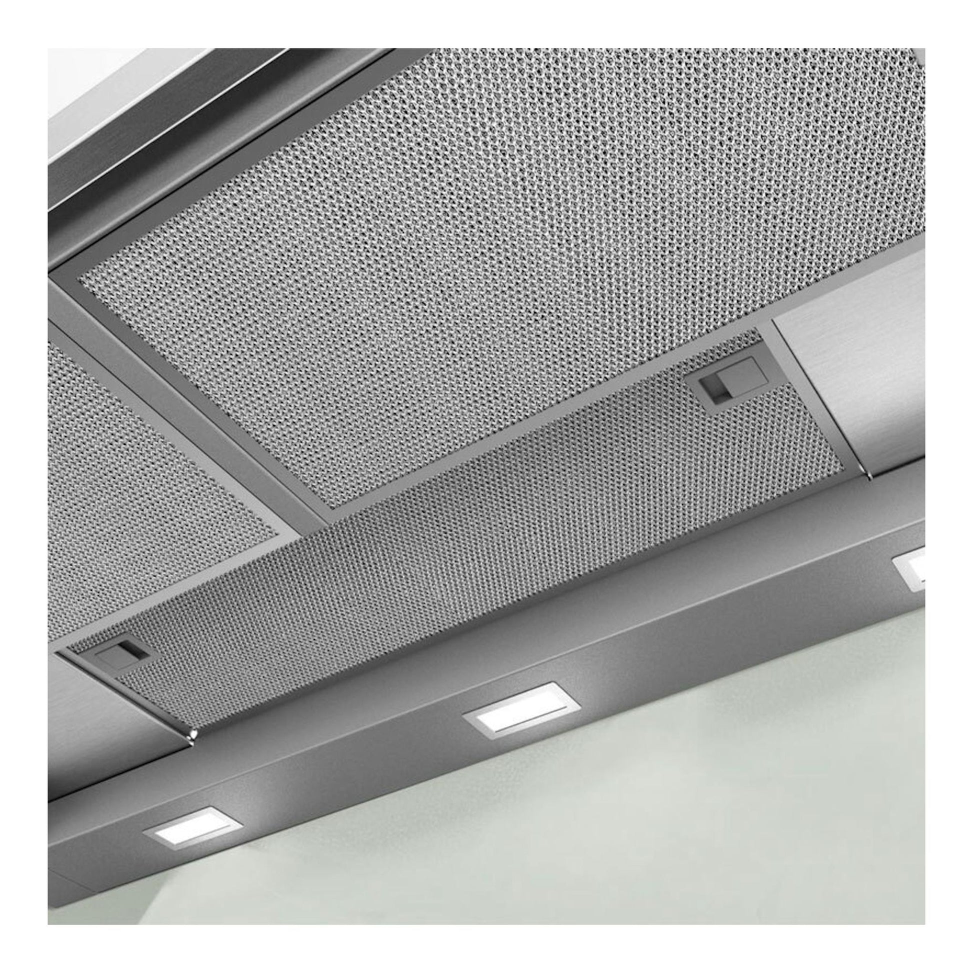 Campana telescópica Bosch DFS097A51 inox, vista inferior en primer plano con filtros metálicos y luces LED.
