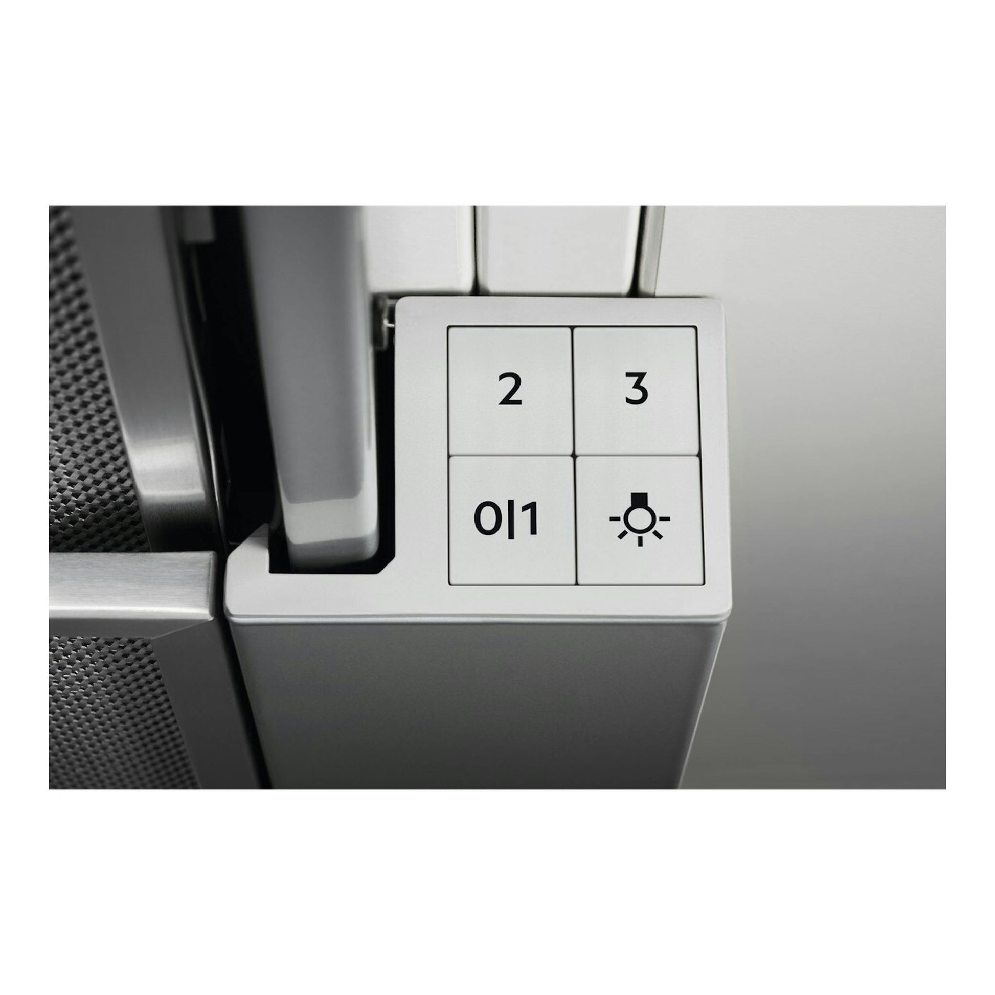 Campana telescópica Electrolux KFP326S en inox, vista frontal parcial del panel con botones 0/1, 2, 3 y luz.