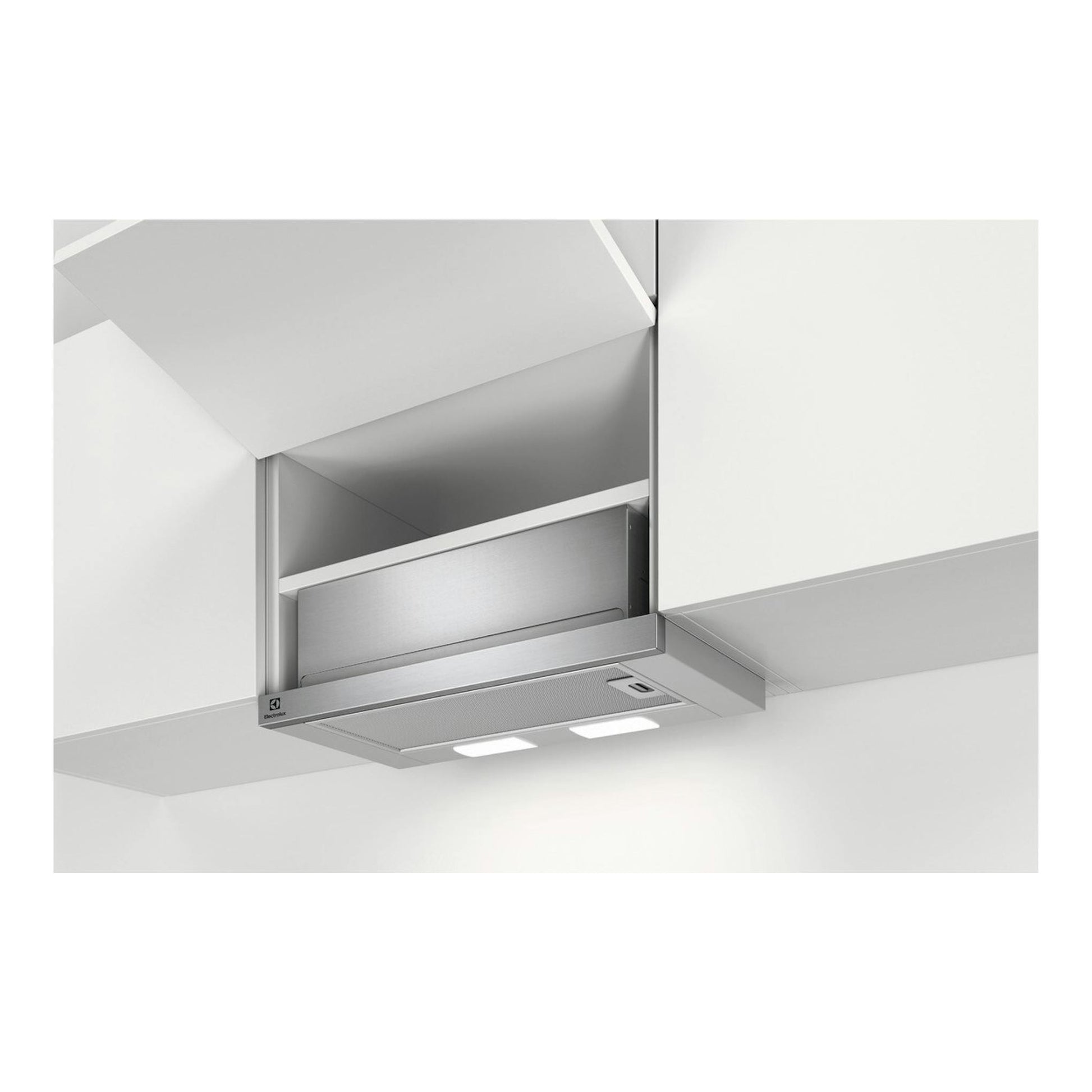 Campana telescópica Electrolux KFP326S de inox, vista inferior, empotrada entre muebles blancos, con LED.