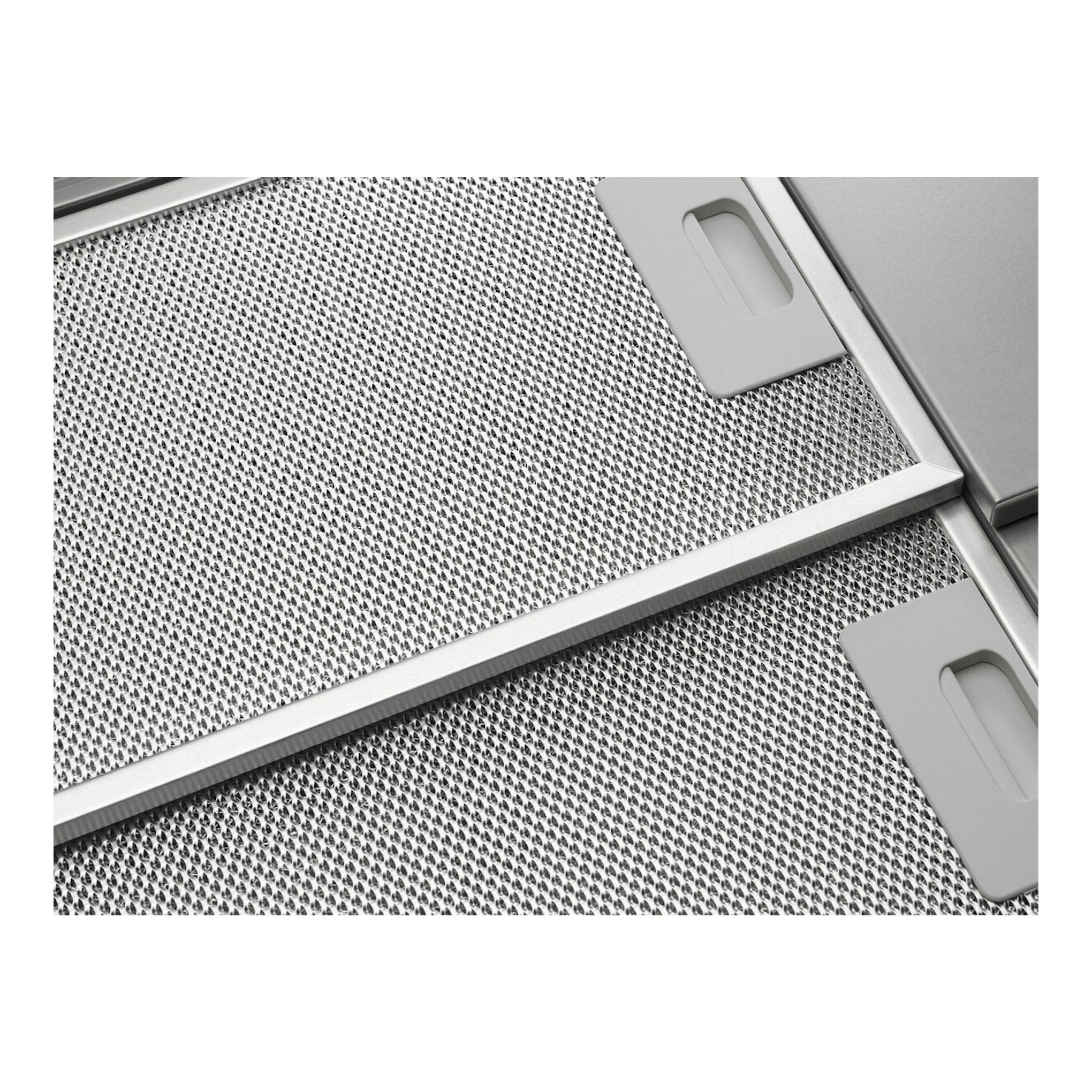 Campana telescópica Electrolux KFP326S en inox, vista frontal en primer plano del filtro metálico.