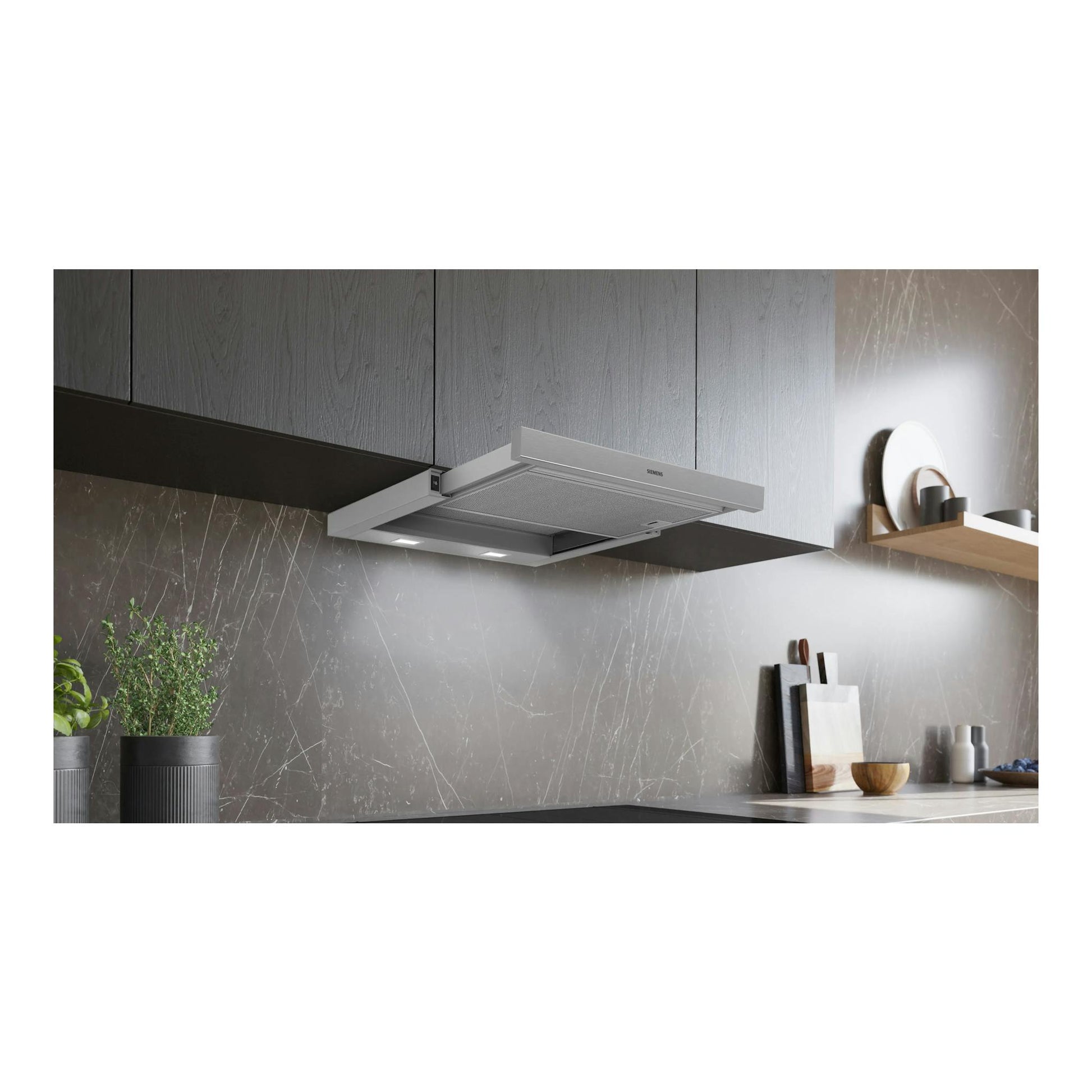 Campana telescópica Siemens LI64MC521 en inox, vista frontal bajo mueble de cocina.