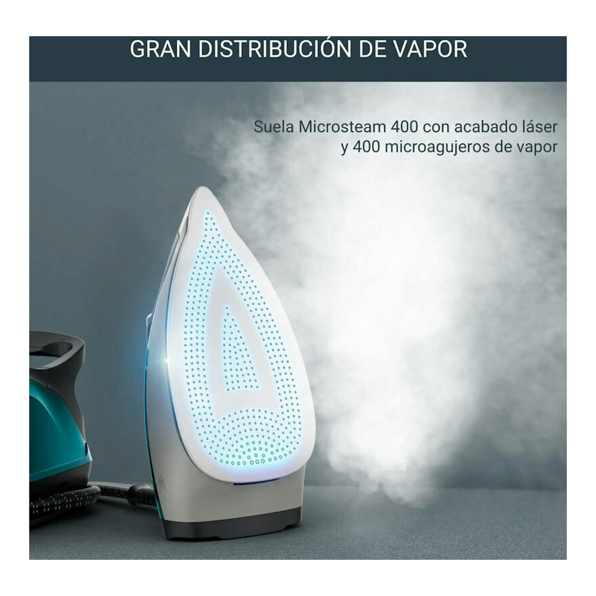 Centro de planchado Rowenta DG7623F0 blanco y azul, vista frontal, con vapor saliendo de la suela.