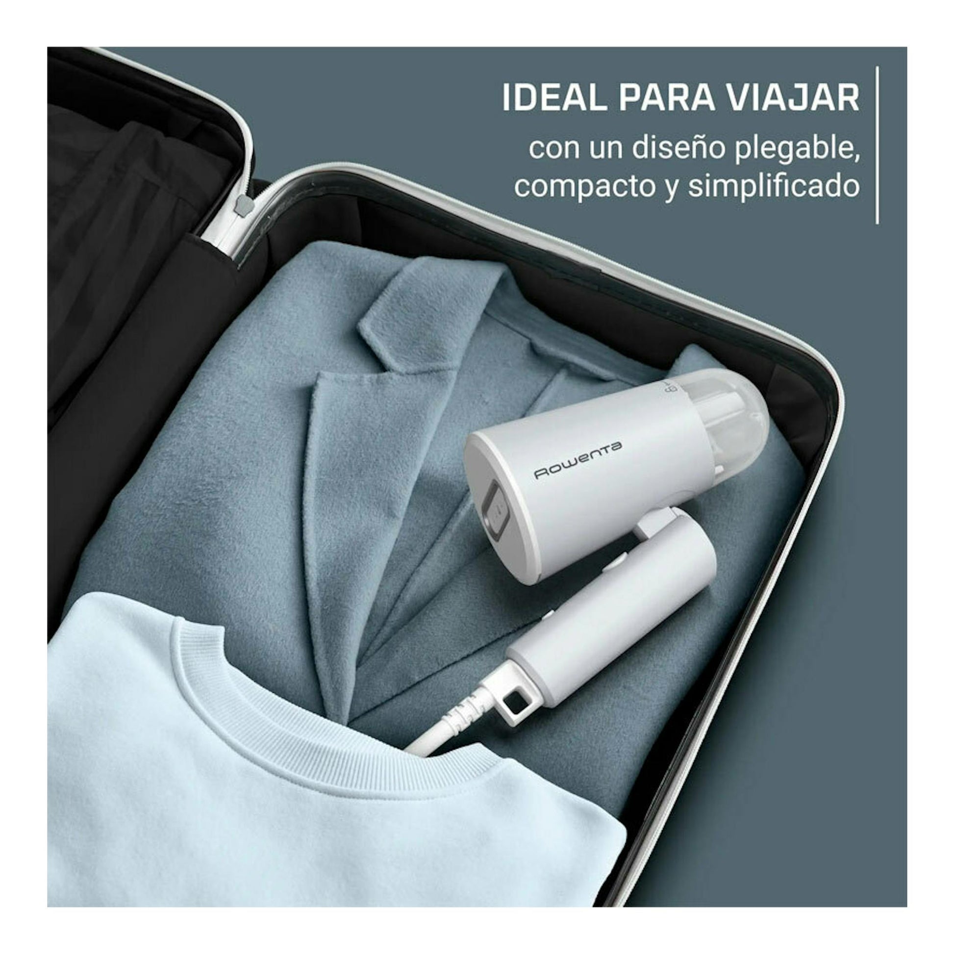 Cepillo de vapor Rowenta DR1021D1 blanco, plegado, sobre una chaqueta azul en una maleta abierta.