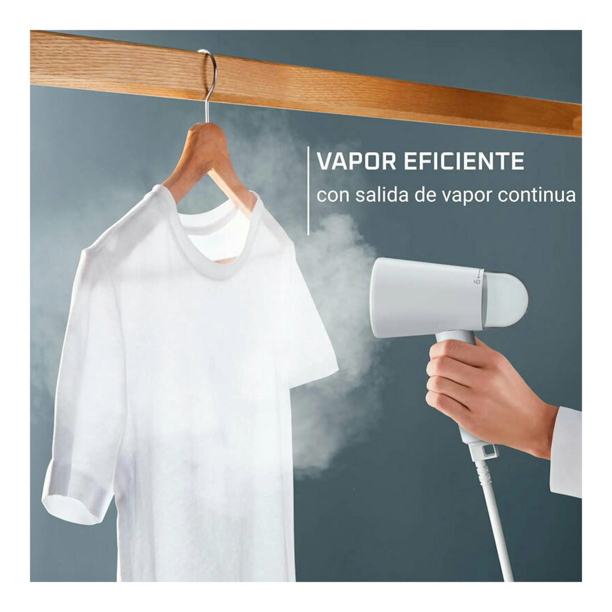 Rowenta DR1021D1, cepillo de vapor blanco en uso sobre una camiseta blanca colgada, vista frontal.