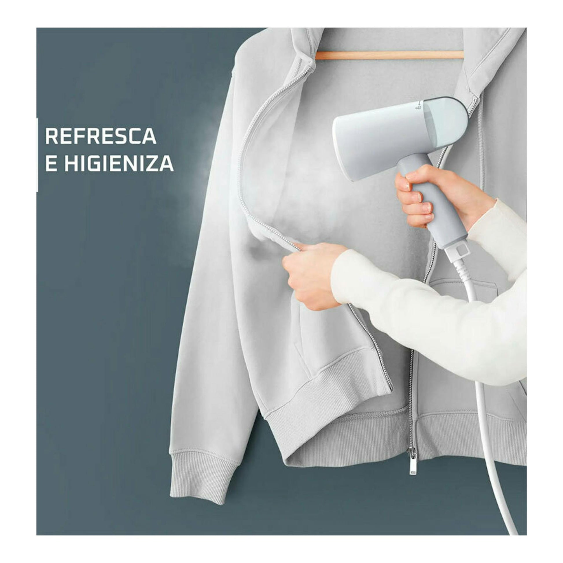 Cepillo de vapor Rowenta DR1021D1 gris aplicándose a una sudadera gris colgada en una percha.