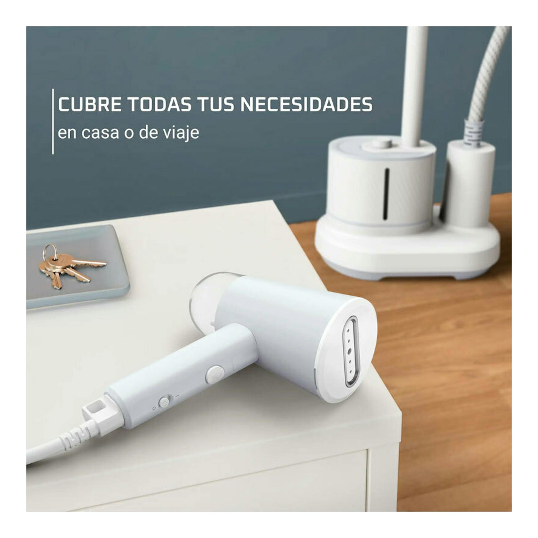 Cepillo de vapor Rowenta DR1021D1 blanco, visto en ángulo sobre una mesa con base de carga al fondo.
