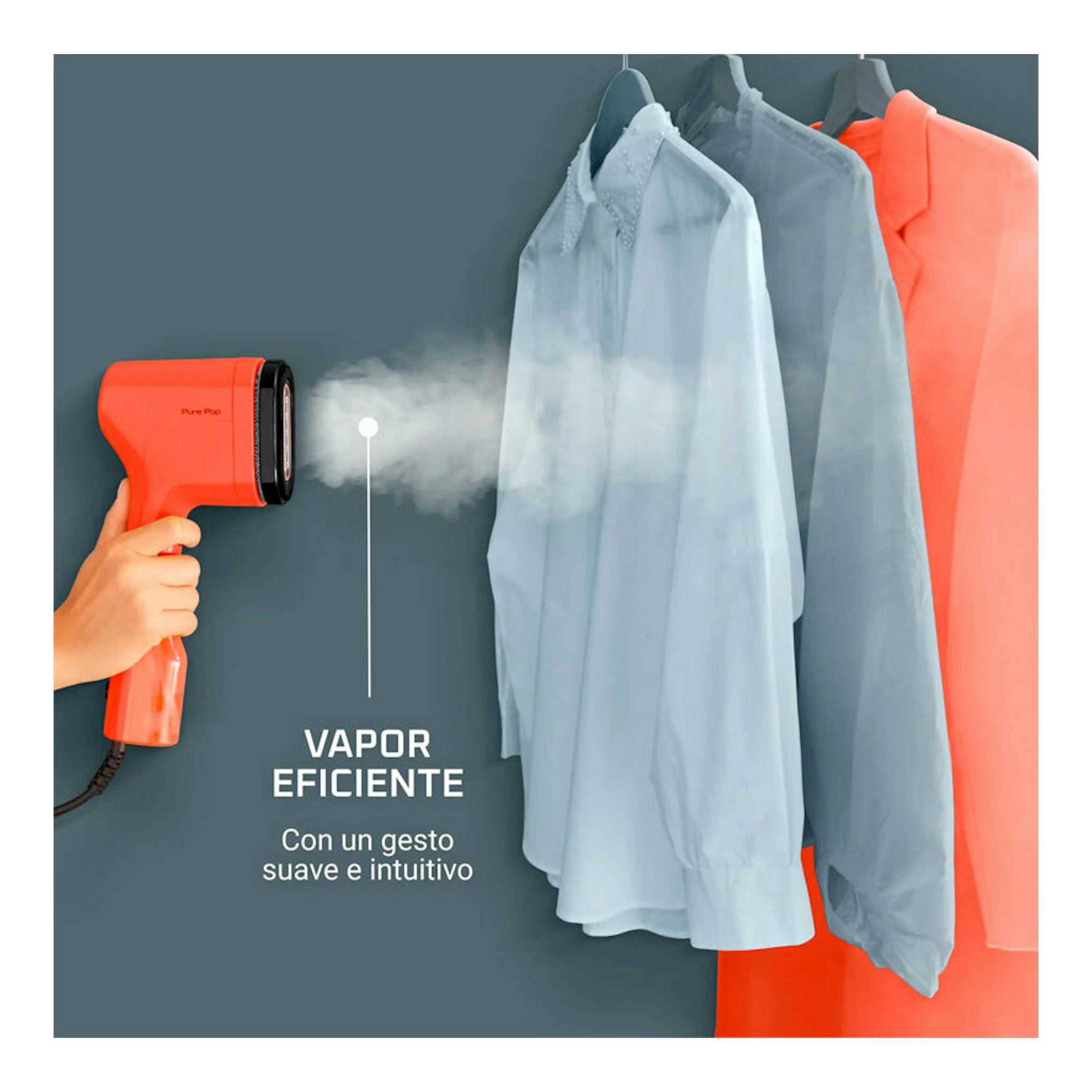 Cepillo de vapor Rowenta DR2022D1 naranja, en vista lateral, emitiendo vapor hacia varias camisas colgadas.