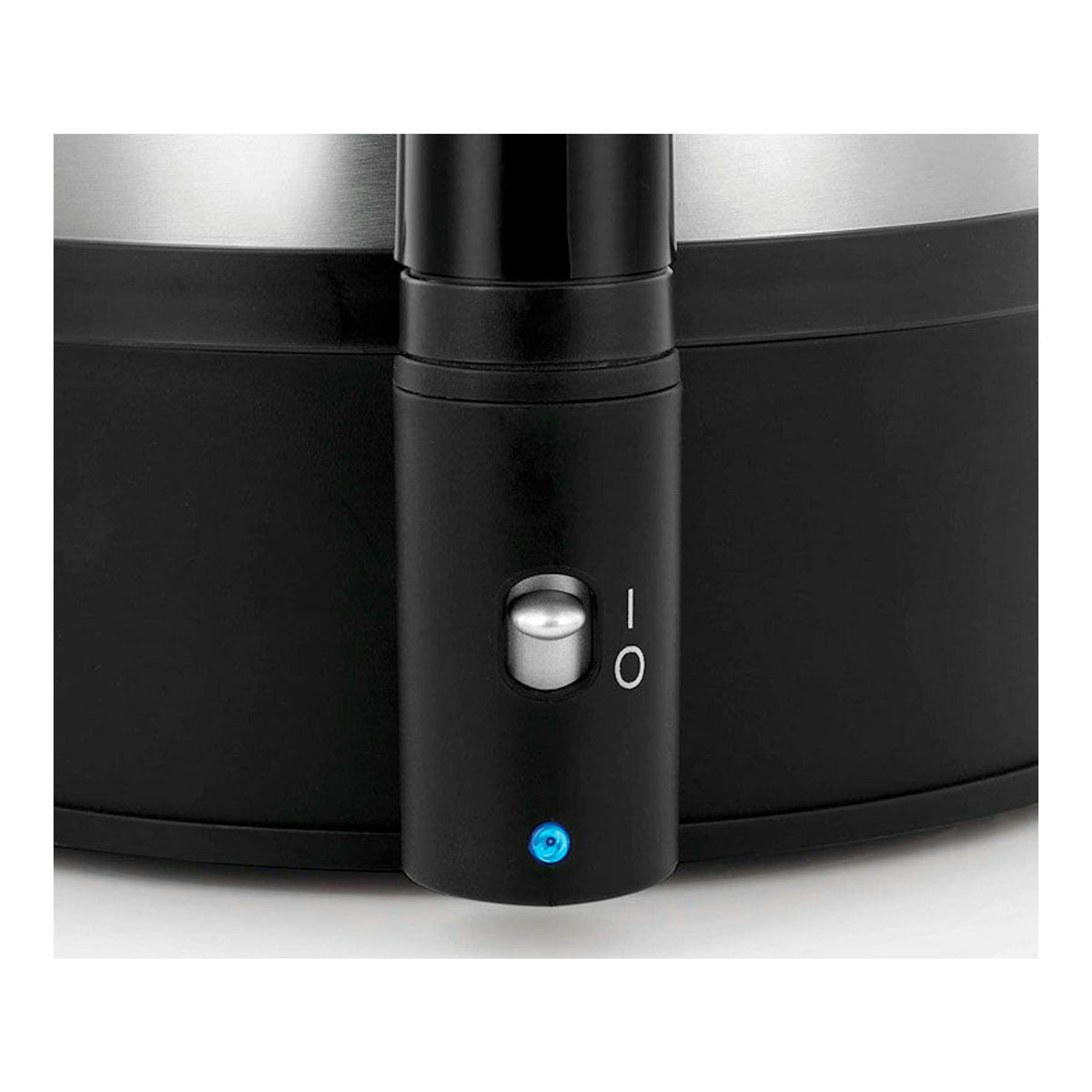 Cocedora de huevos WMF STELIO negra, vista frontal parcial, con interruptor y luz indicadora azul.