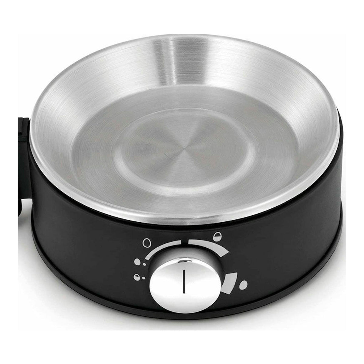 Cocedora de huevos WMF STELIO negra con base de acero inoxidable, vista frontal en ángulo.