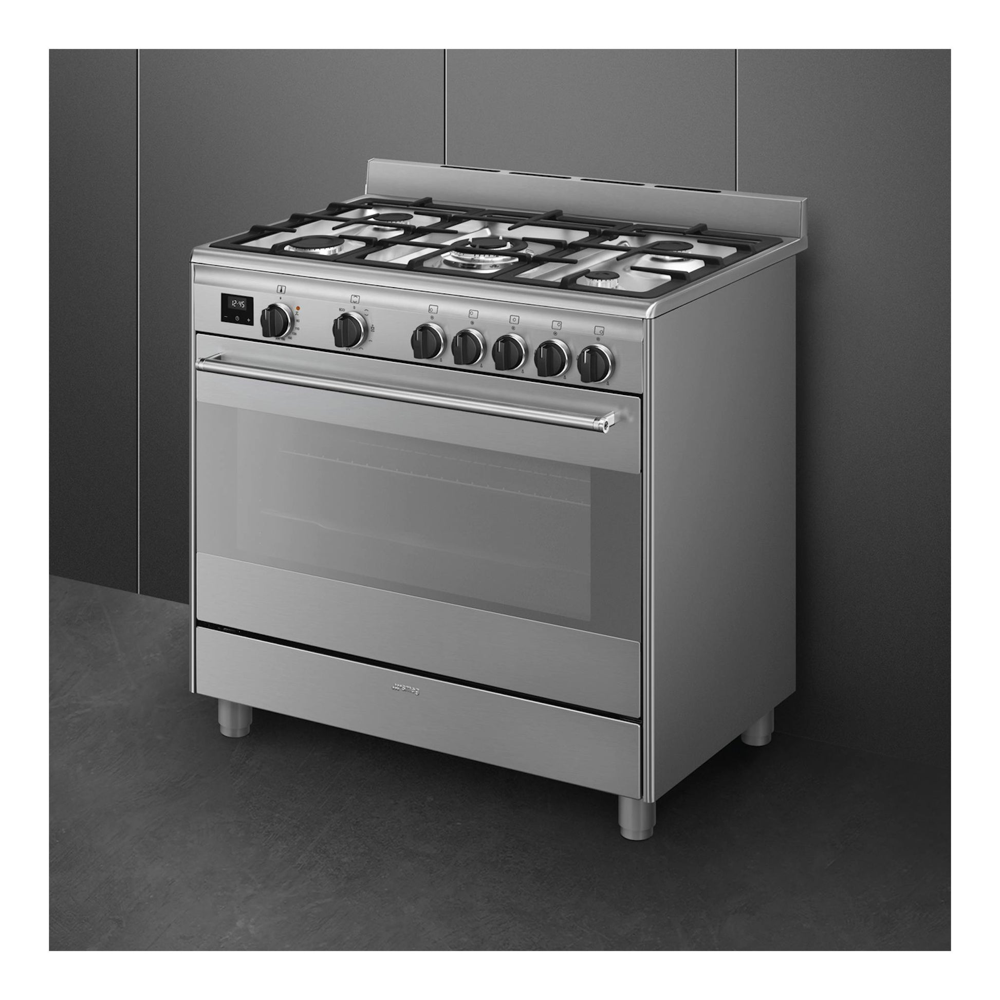 Cocina Smeg BG91X2 inox, vista frontal izquierda, 5 fuegos y horno con puerta de cristal.