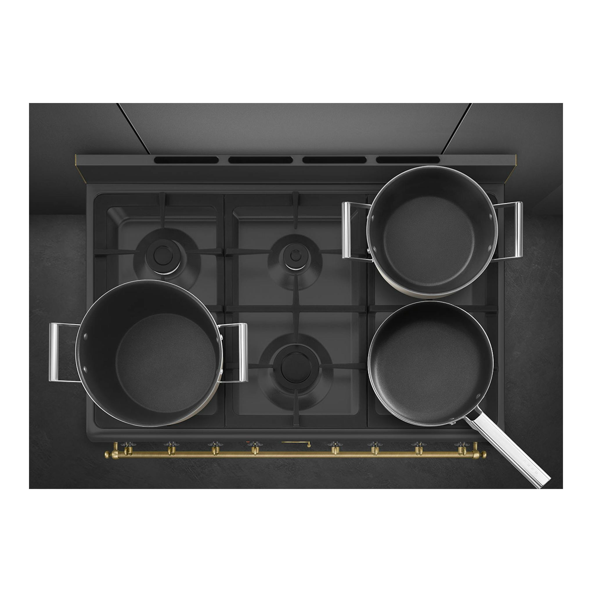 Smeg CO90GMAN2, cocina de gas antracita vista cenital con tres ollas y cinco quemadores.