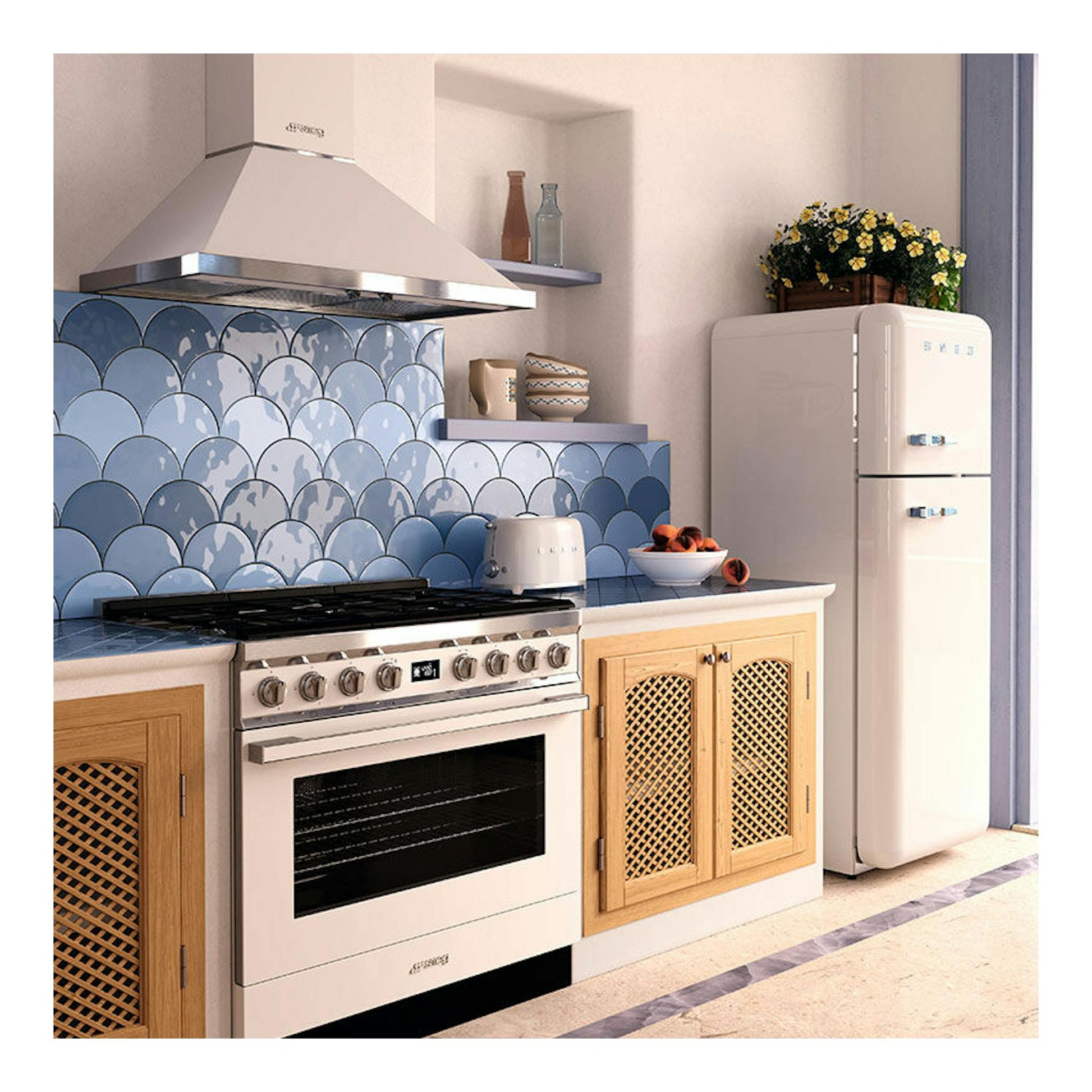 Cocina Smeg CPF9GPWH blanca de 90 cm, vista frontal, con horno y mandos metálicos en una cocina.