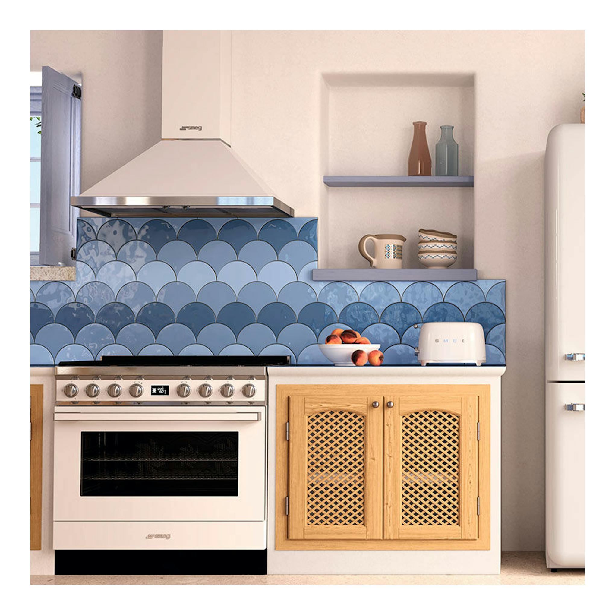 Cocina Smeg CPF9GPWH blanca, vista frontal, con horno y campana extractora en cocina.
