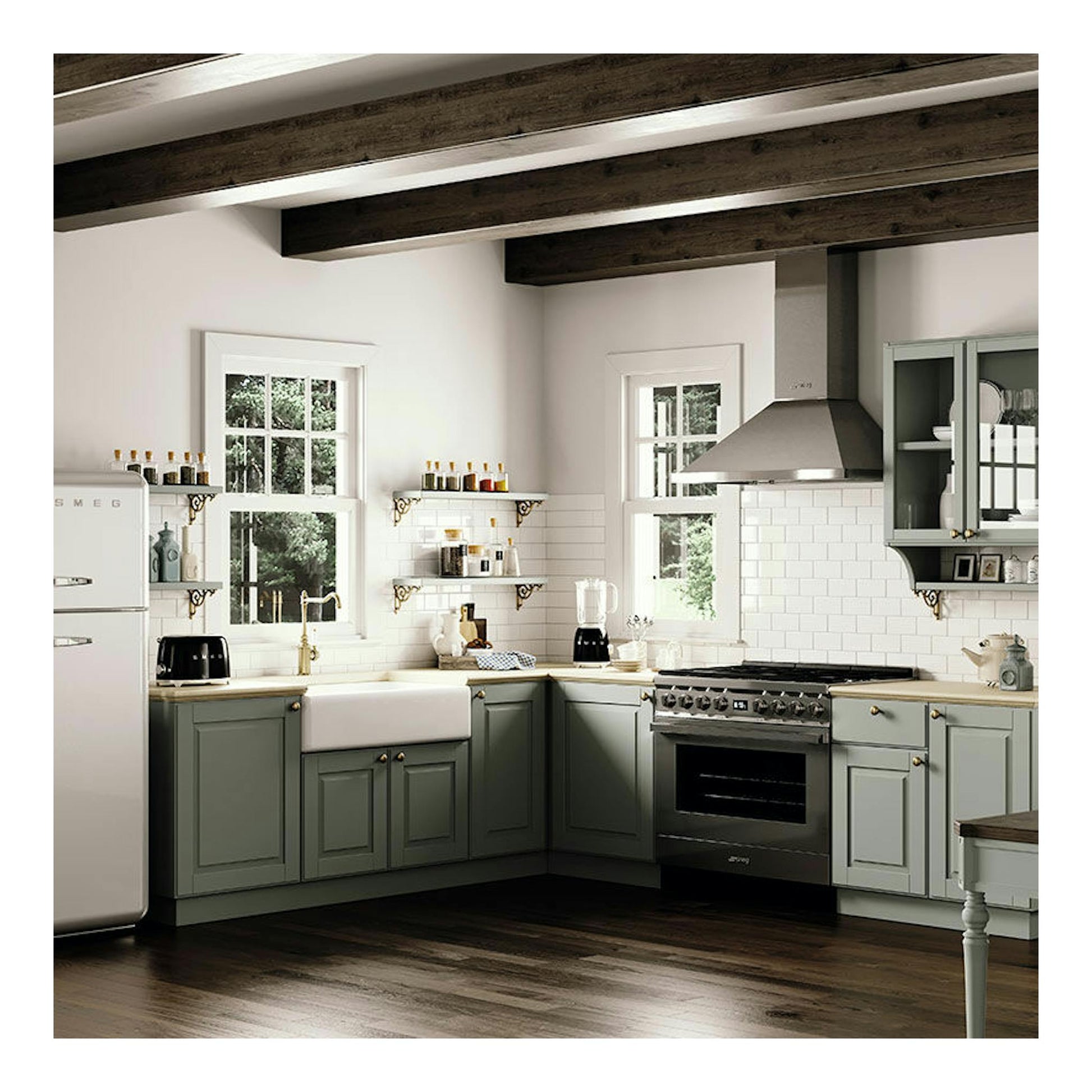 Cocina Smeg CPF9GPX de 90 cm en acero inoxidable, vista frontal en una cocina blanca con muebles verdes.