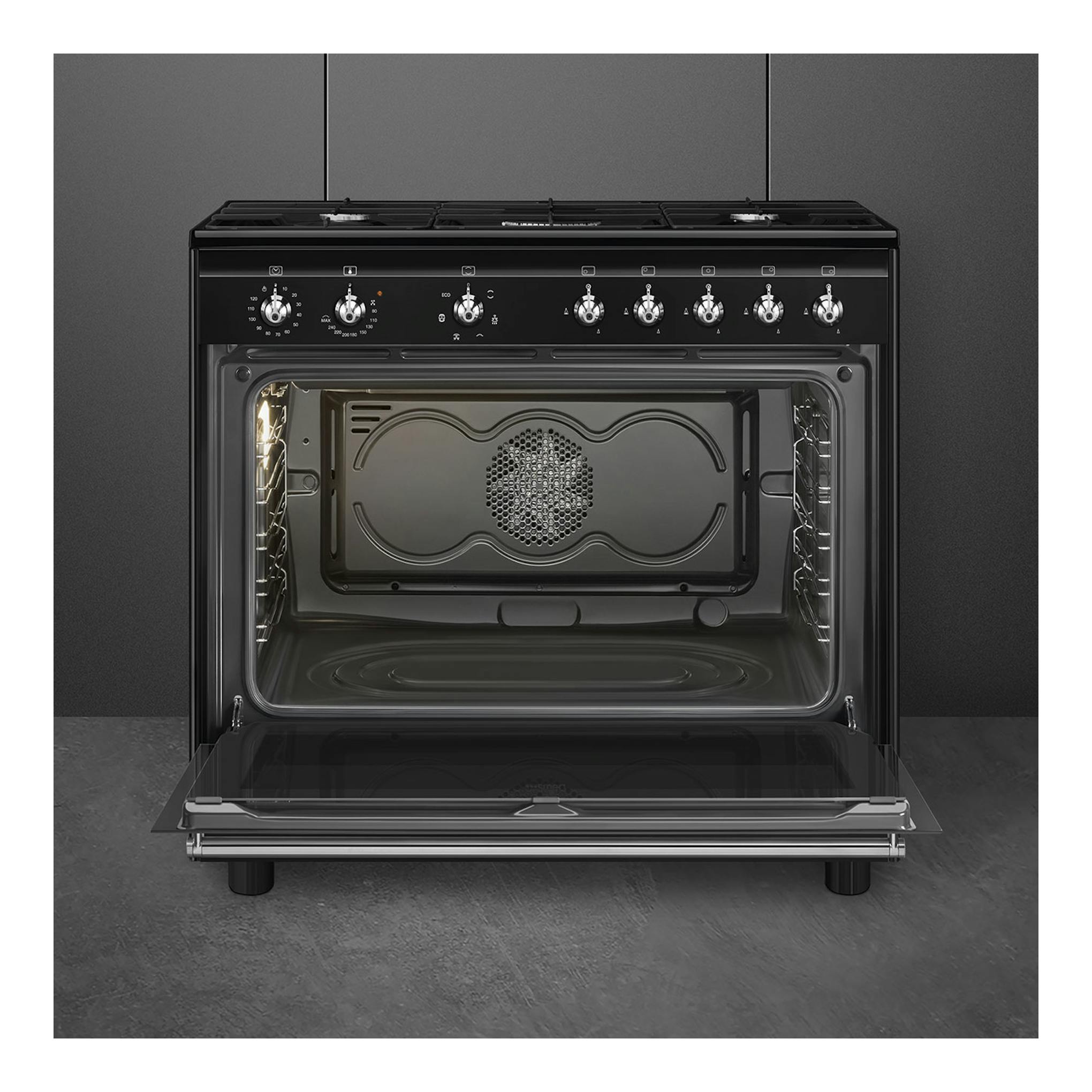 Cocina Smeg CX91GMBL negra, vista frontal, con horno abierto y cinco fuegos en la parte superior.