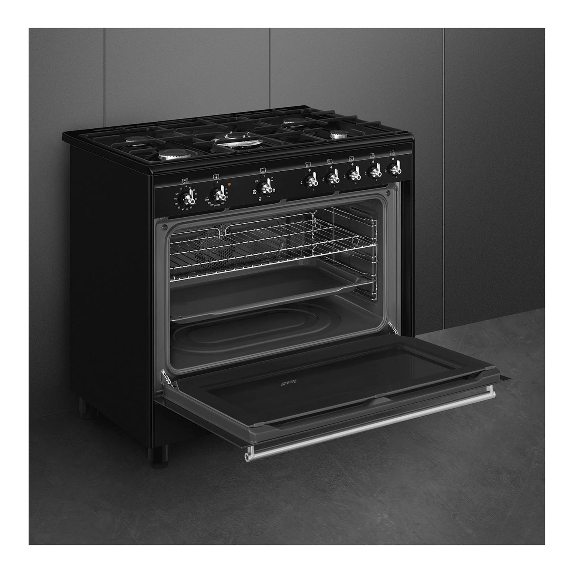 Cocina Smeg CX91GMBL negra, vista frontal 3/4, con 5 fuegos y horno eléctrico abierto.