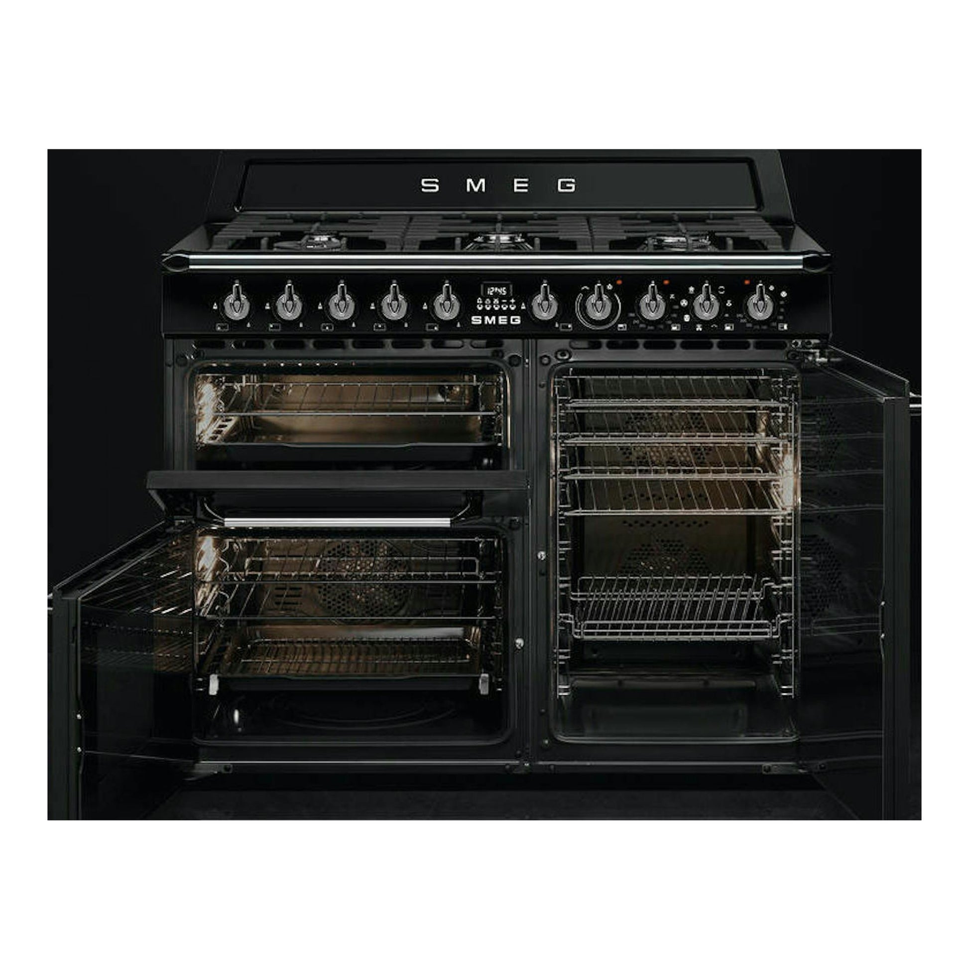 Cocina Smeg TR103BL negra, vista frontal, con puertas abiertas y mandos en la parte superior.