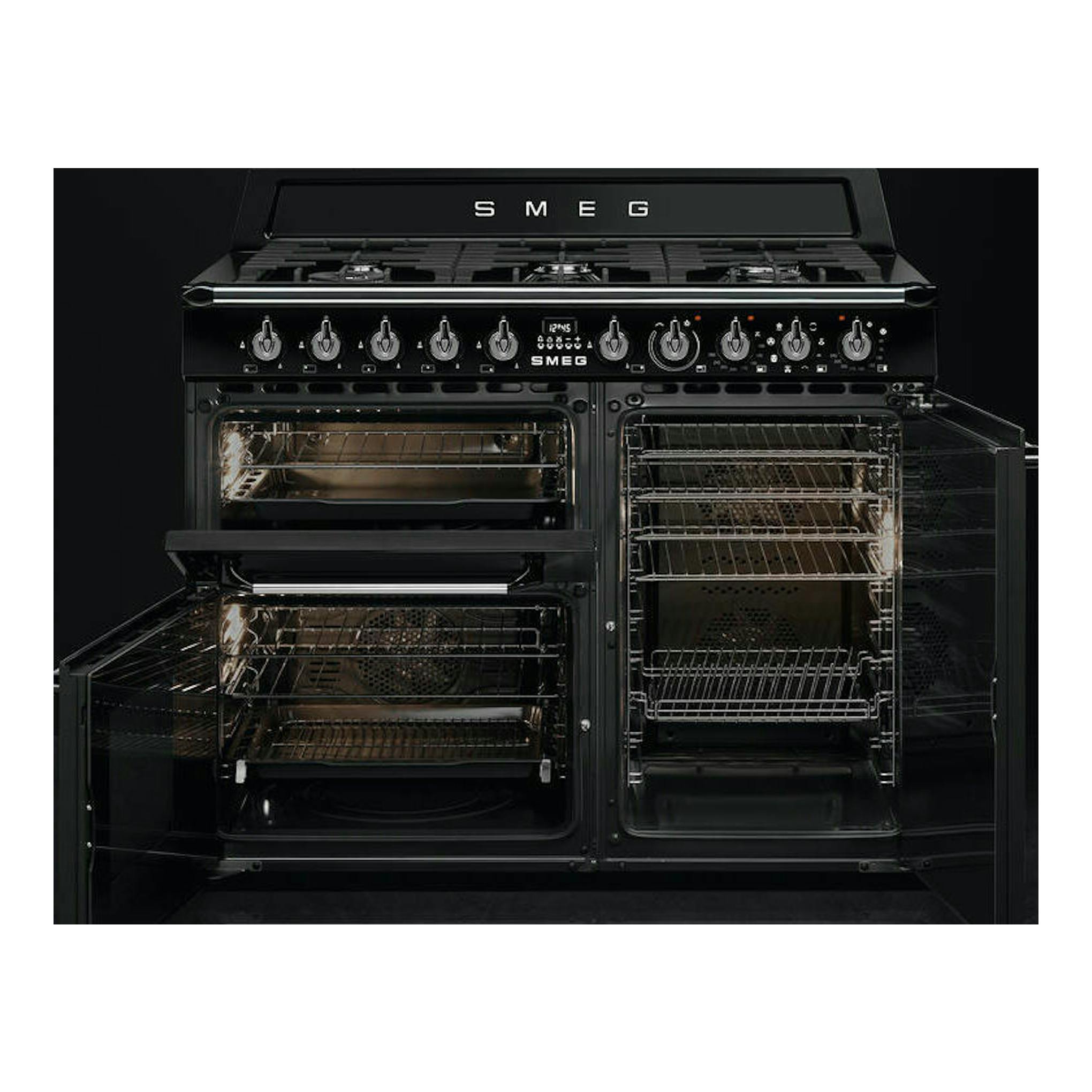 Cocina Smeg TR103BL negra, vista frontal, con puertas abiertas y mandos en la parte superior.