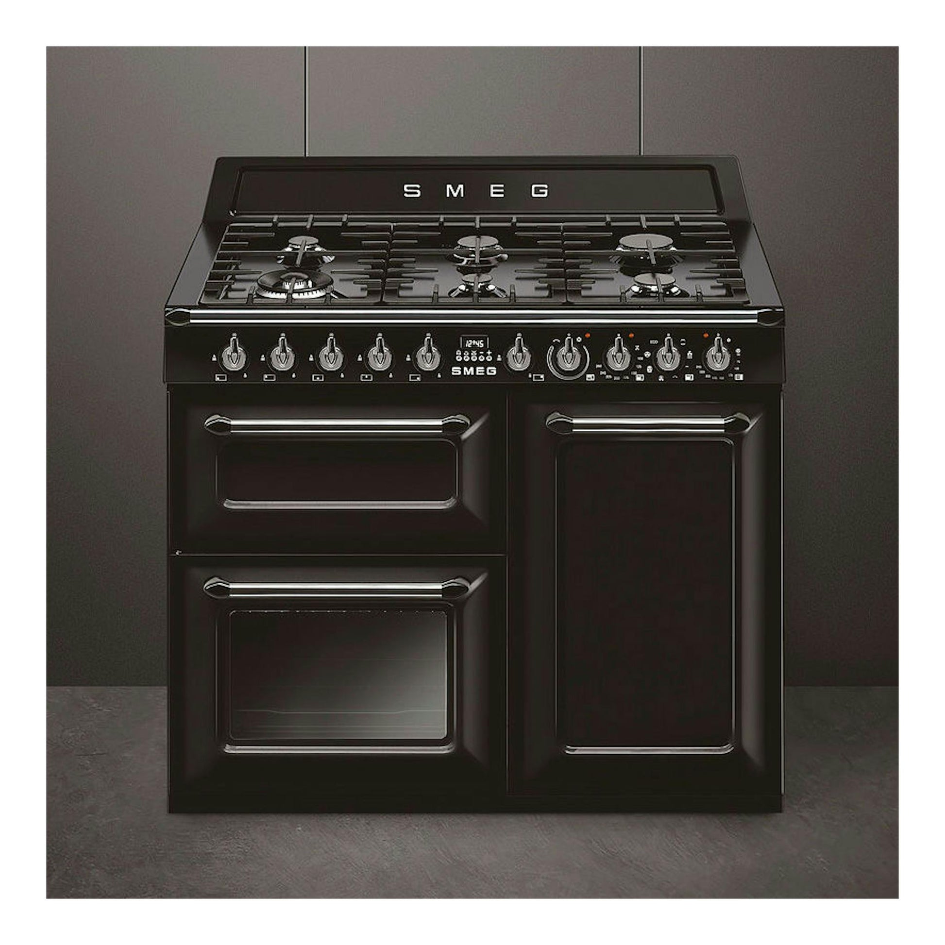 Cocina Smeg TR103BL negra de 100 cm, vista frontal, con placa de gas y dos hornos.