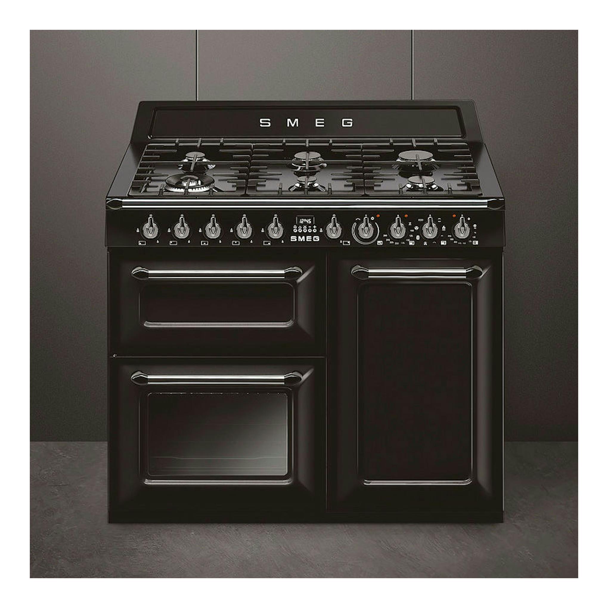 Cocina Smeg TR103BL negra de 100 cm, vista frontal, con placa de gas y dos hornos.