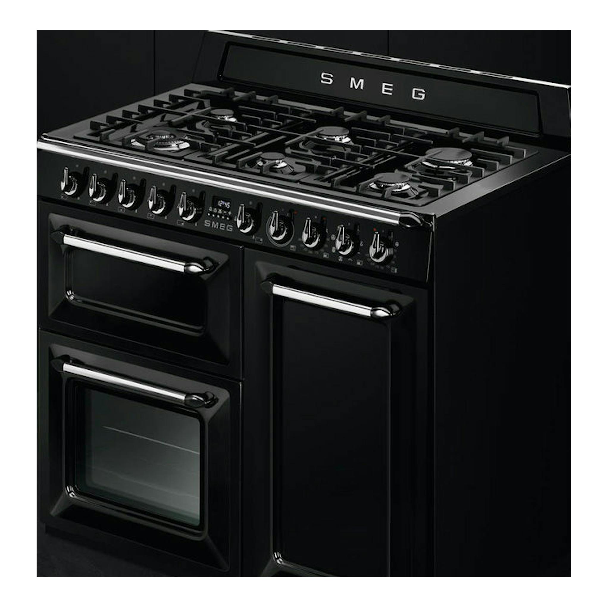 Cocina Smeg TR103BL negra de 100 cm, vista frontal en ángulo, con placa de gas y horno doble.