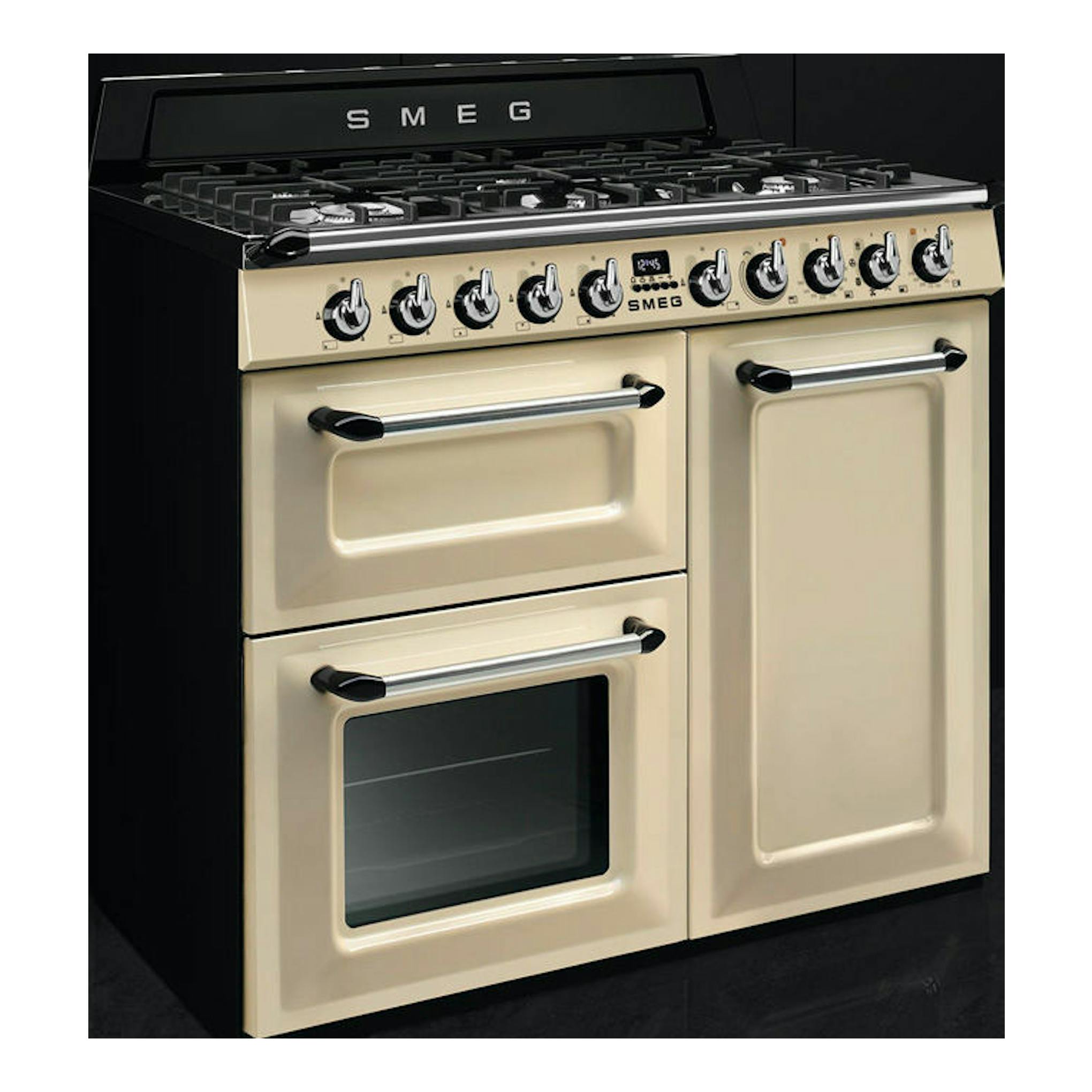 Cocina Smeg TR103P color crema, vista frontal en ángulo, con tapa negra y mandos cromados.