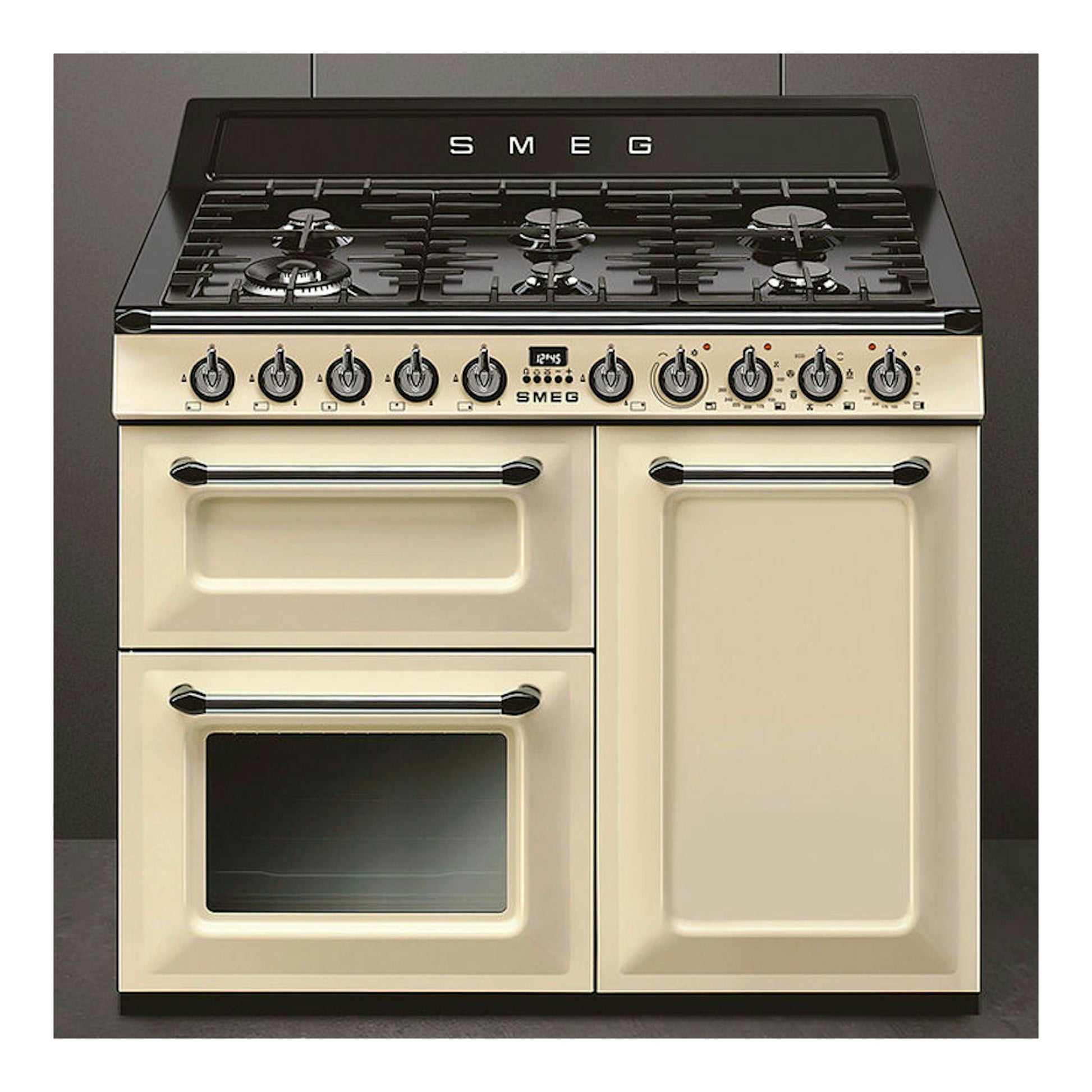 Cocina Smeg TR103P color crema y negro, vista frontal, con tres fogones, varios mandos y dos hornos.