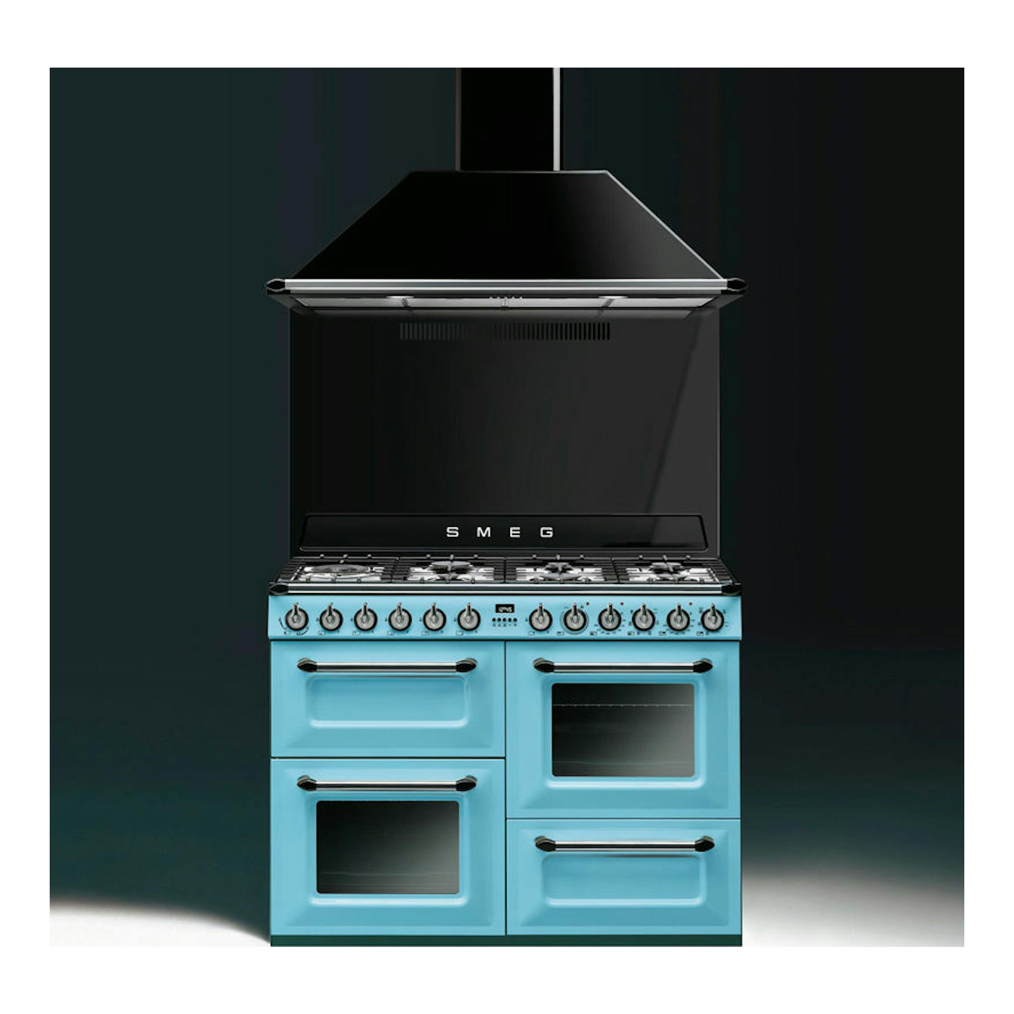 Cocina Smeg TR4110AZ de 110 cm, vista frontal, azul celeste y negro, con doble horno y campana superior.
