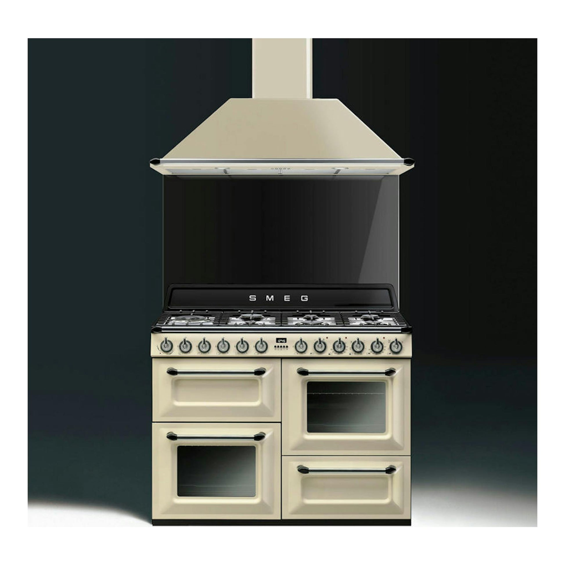 Cocina Smeg TR4110P1 beige de 110 cm, vista frontal con campana y cuatro hornos.