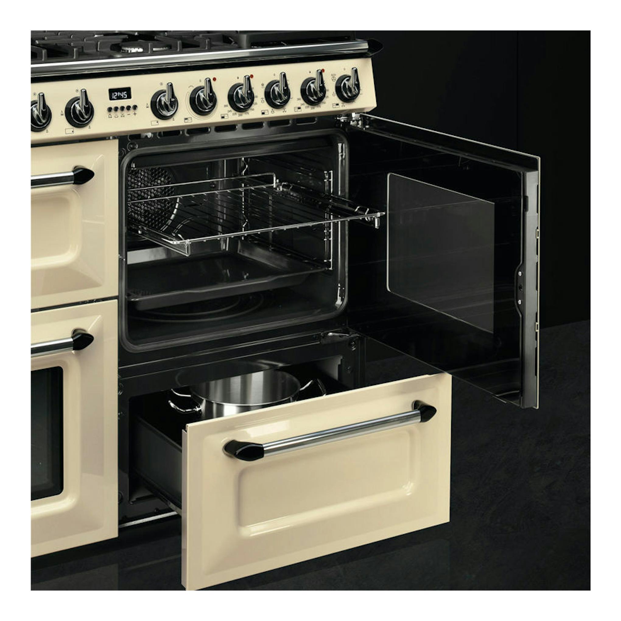Cocina Smeg TR4110P1 crema, vista frontal en ángulo, con horno central abierto y cajón inferior abierto.